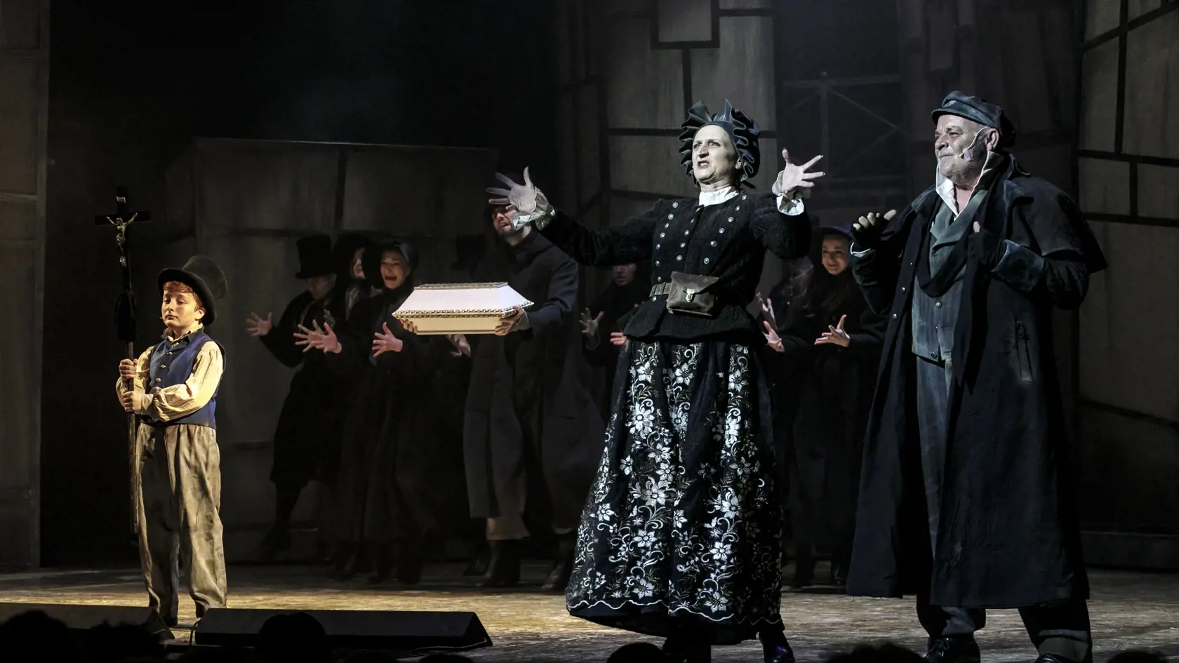 Na snímke zľava herec Tomáš Novák (Oliver Twist), herečka Lucia Vráblicová (Sowerberryová) a herec Pavol Topoľský (Sowerberry) počas verejnej generálky muzikálu Oliver! v Divadle Nová scéna v Bratislave 7. marca 2024. FOTO TASR - Dano Veselský
