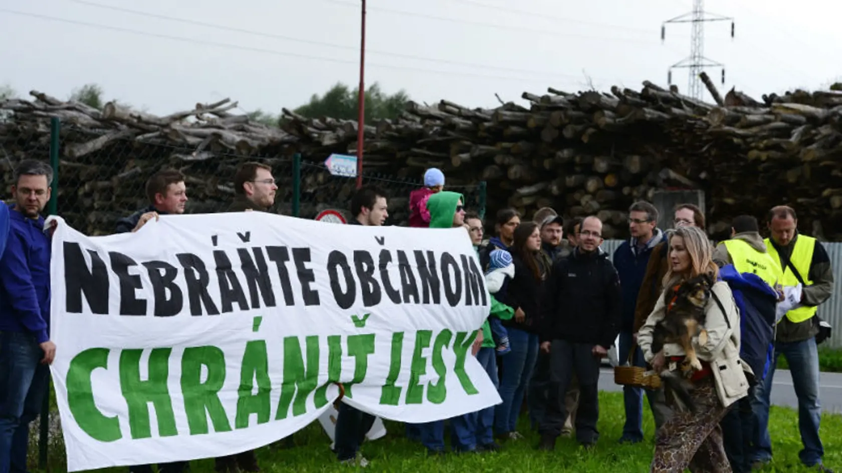 Nebráňte občanom chrániť lesy: Aj také transparenty tasili aktivisti pred spoločnosťou v Bardejove.