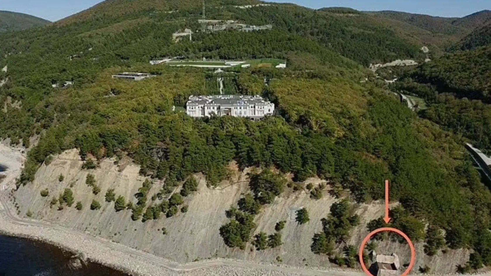 Prvý z tunelov je zhruba 40 metrov dlhý a obsahuje ubytovacie jednotky a tiež je z neho možný výhľad na Čierne more. Druhý meria asi 60 metrov a slúži primárne na únik – vedie totiž až na pobrežie.