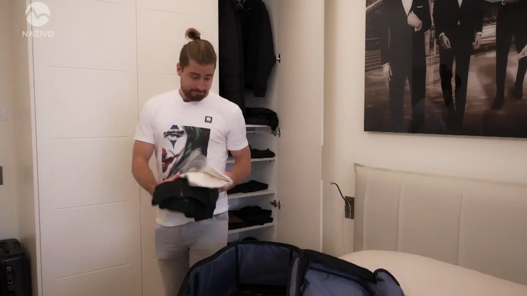 Cyklista Peter Sagan poodhalil aj svoju spálňu v monackom bývaní - neutrálne farby a veľký obraz nad posteľou. 
