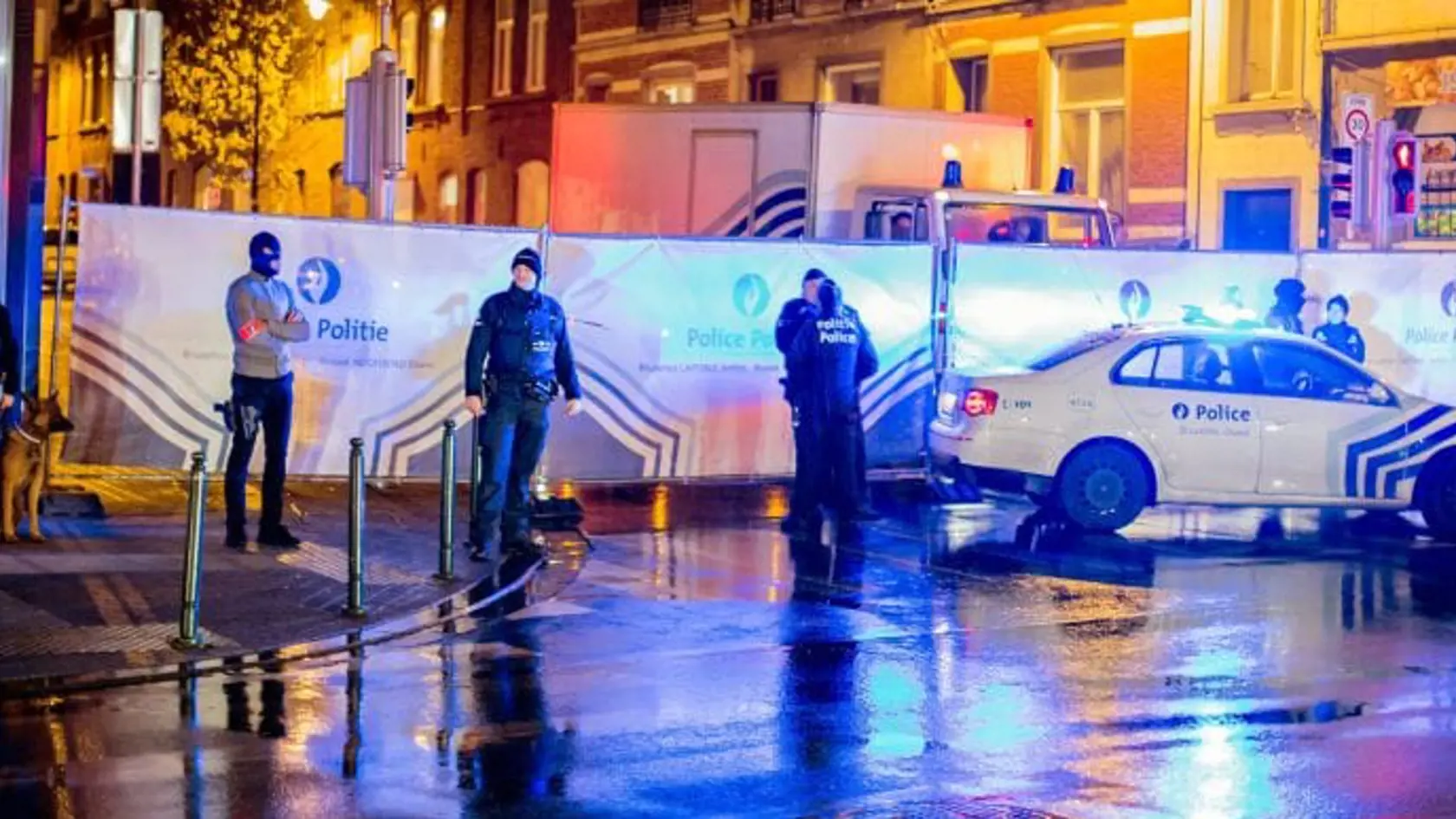 Belgická polícia v sobotu v spojitosti s piatkovými útokmi v Paríži podnikla sériu razií v meste Molenbeek v oblasti Bruselu, pričom zatkla jedného podozrivého muža.