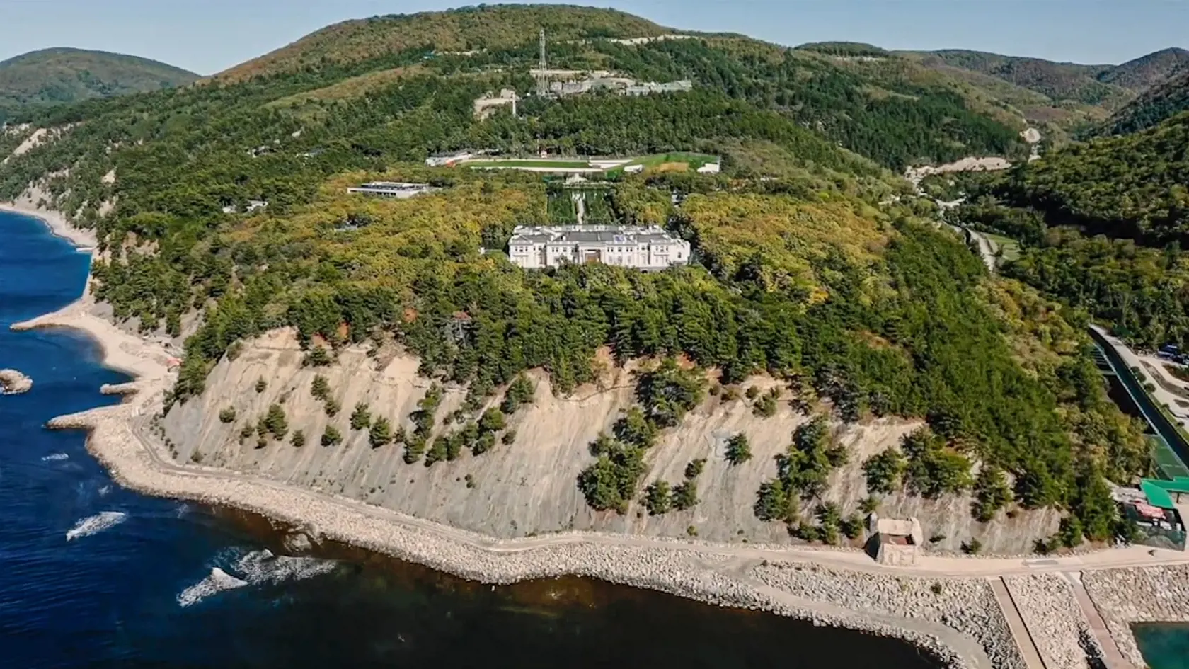 Na videosnímke z 19. januára 2021 pohľad z dronu na sídlo na pobreží Čierneho mora. Fond boja s korupciou (FBK), ktorý založil ruský opozičný politik Alexej Navaľnyj, zverejnil v utorok na internete investigatívny filmový dokument o údajnom luxusnom sídle prezidenta Vladimira Putina na pobreží Čierneho mora. Kremeľ vzápätí poprel, že by Putin takéto sídlo vlastnil. FOTO TASR/APThis image taken from video released by Navalny Life youtube channel on Tuesday, Jan. 19, 2021, shows a drone vi