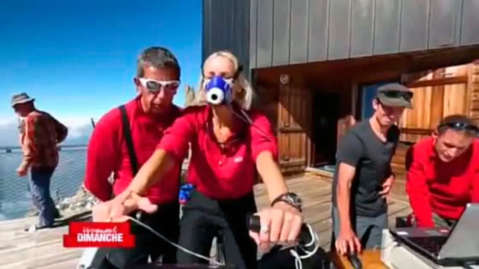 Adriana bicyklovala v maske na najvyššej hore Álp.