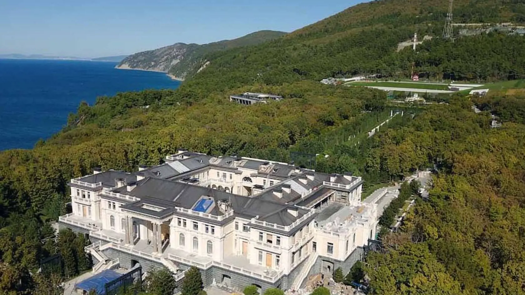 V areáli je heliport, zimný štadión, chrám, amfiteáter, oranžéria a záhradný pavilón, ako aj 80 metrov dlhý most.