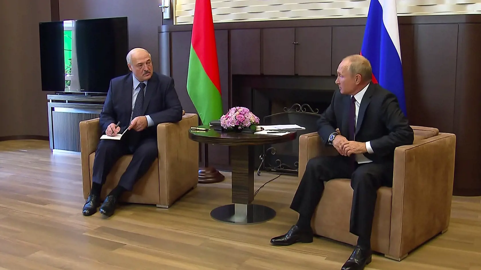WA 30 Soči - Bieloruský prezident Alexandr Lukašenko (vľavo) a ruský prezident Vladimir Putin počas stretnutia v ruskom čiernomorskom  letovisku Soči v pondelok 14. septembra 2020. FOTO TASR/AP