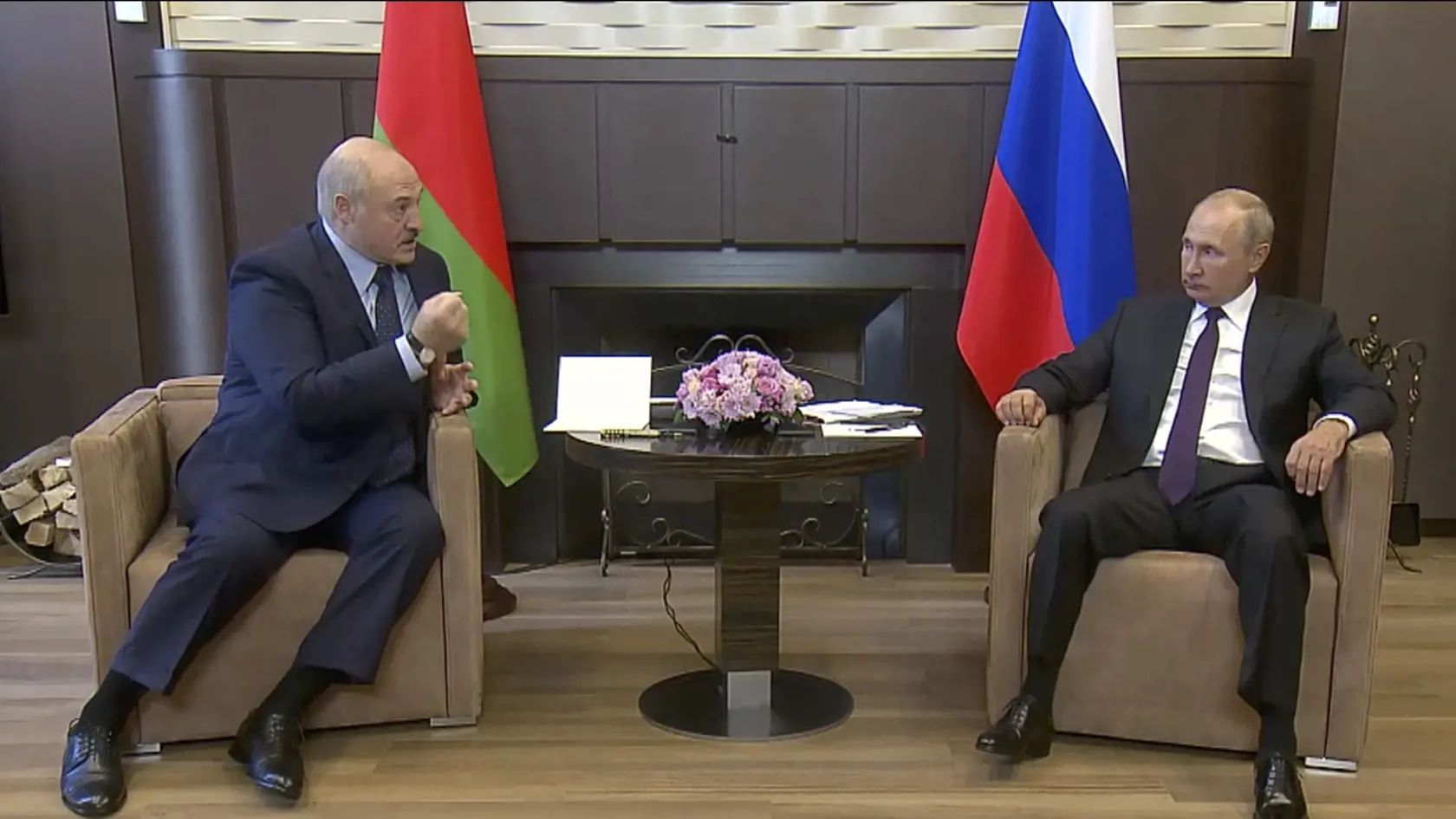 WA 32 Soči - Bieloruský prezident Alexandr Lukašenko (vľavo) a ruský prezident Vladimir Putin počas stretnutia v ruskom čiernomorskom  letovisku Soči v pondelok 14. septembra 2020. FOTO TASR/AP