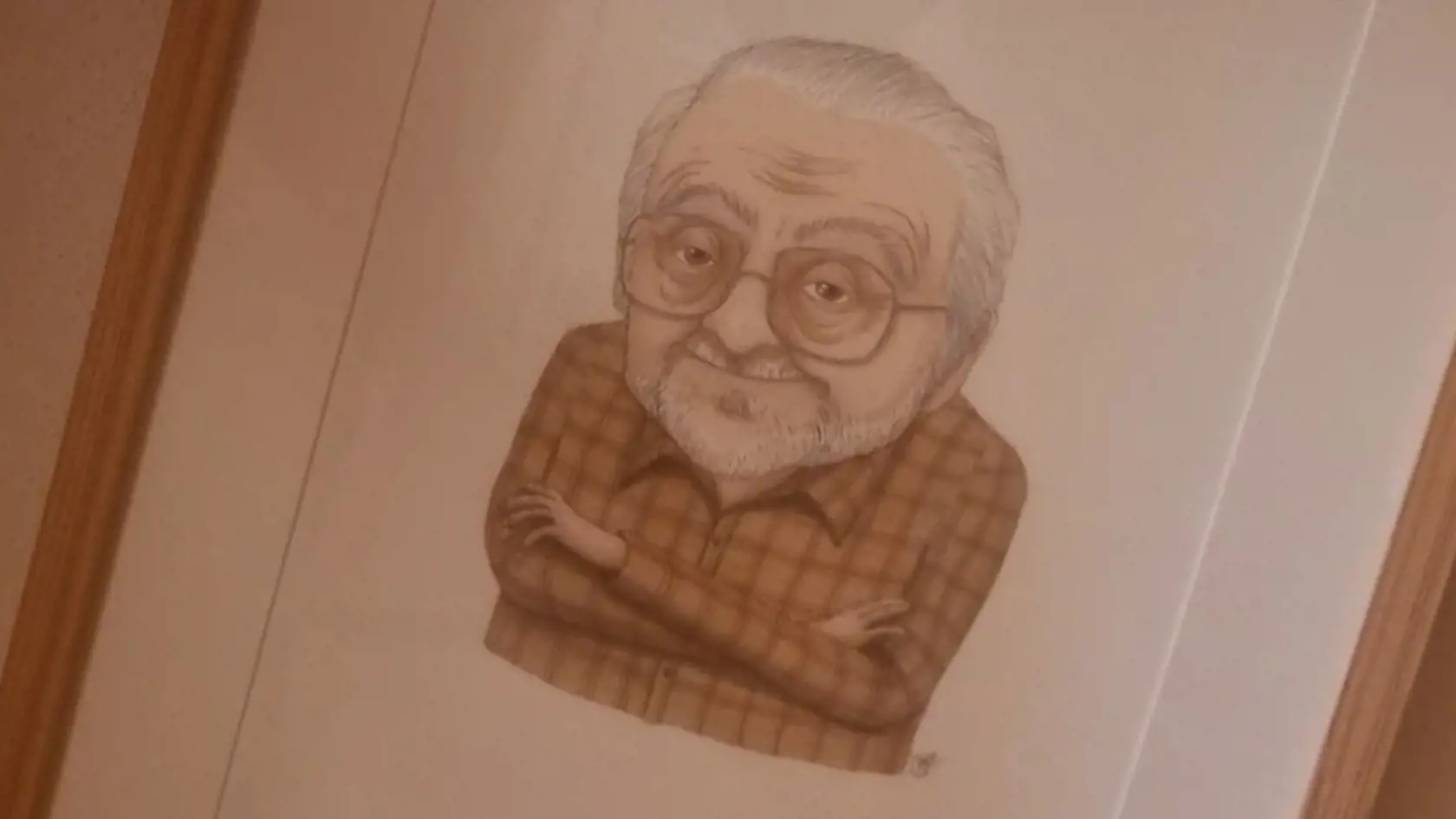 Na stene v obývačke visí portrét Milana Lasicu, ktorý mu nakreslila Zuzana Smatanová.