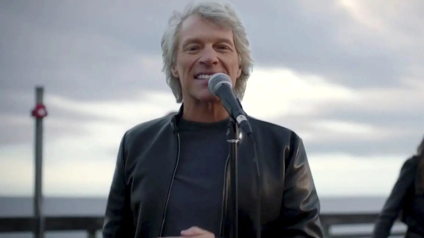 KK22 Washington - Na videosnímkeJon Bon Jovi vystupuje v rámci špeciálneho televízneho programu Celebrating America (Oslava Ameriky) po inaugurácii amerického prezidenta Joea Bidena a americkej viceprezidentky Kamaly Harrisovej 20. januára 2021. FOTO TASR/AP
In this image from video, Jon Bon Jovi performs during the Celebrating America event on Wednesday, Jan. 20, 2021, following the inauguration of Joe Biden as the 46th president of the United States. (Biden Inaugural Committee via AP)