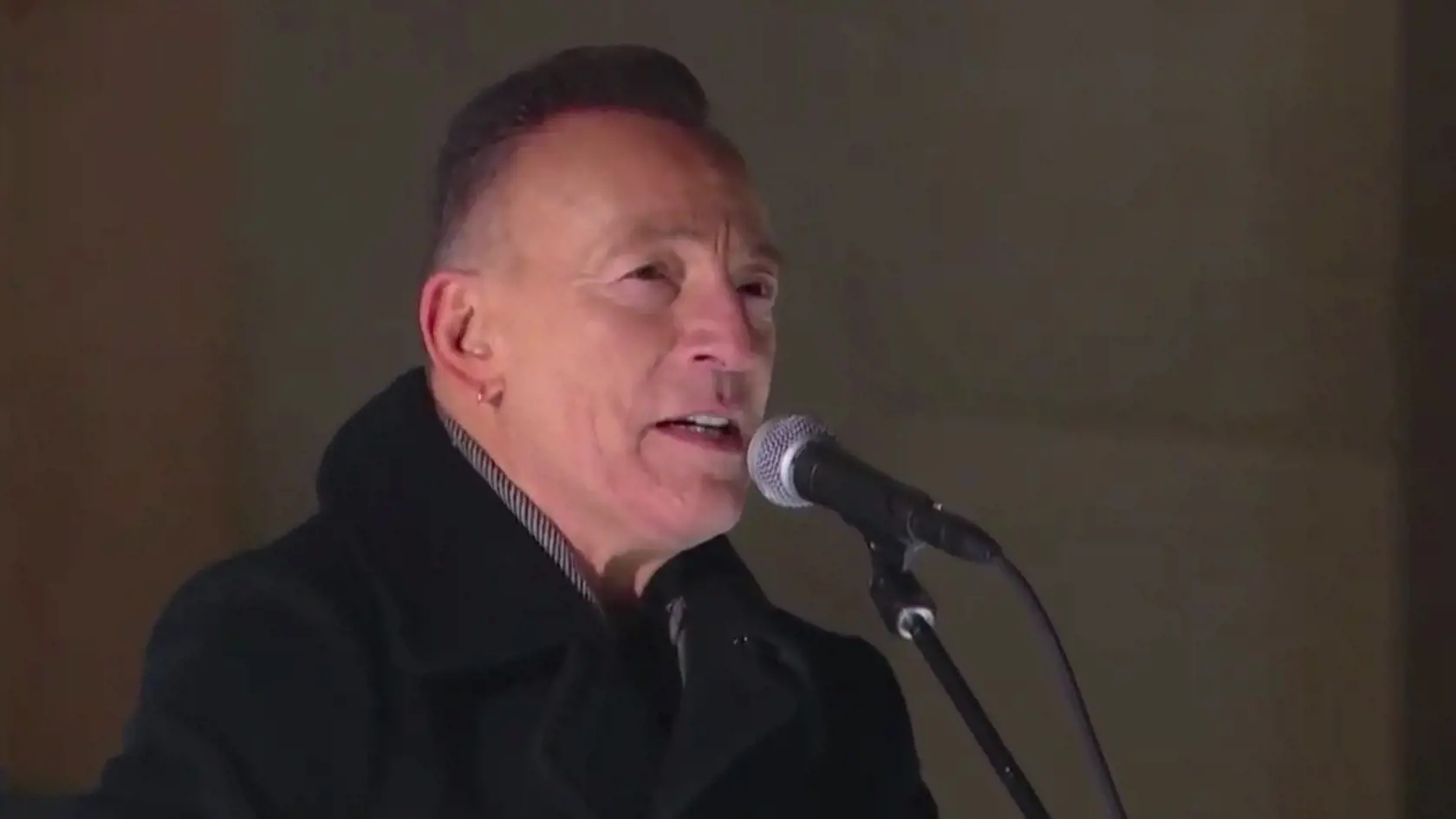 KK26 Washington - Na videosnímke Bruce Springsteen vystupuje v rámci špeciálneho televízneho programu Celebrating America (Oslava Ameriky) po inaugurácii amerického prezidenta Joea Bidena a americkej viceprezidentky Kamaly Harrisovej 20. januára 2021. FOTO TASR/AP
In this image from video, Bruce Springsteen performs during the Celebrating America event on Wednesday, Jan. 20, 2021, following the inauguration of Joe Biden as the 46th president of the United States. (Biden Inaugural Committee via A