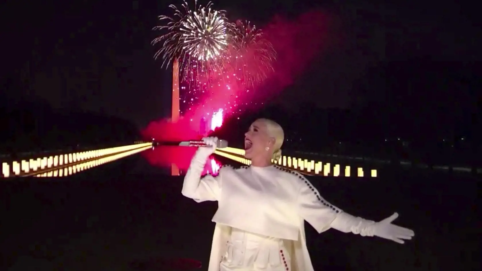 KK27 Washington - Na videosnímke Katy Perry vystupuje v rámci špeciálneho televízneho programu Celebrating America (Oslava Ameriky) po inaugurácii amerického prezidenta Joea Bidena a americkej viceprezidentky Kamaly Harrisovej 20. januára 2021. V pozadí exploduje ohňostroj nad Washingtonovým pamätníkom.  FOTO TASR/AP
In this image from video, Katy Perry performs during the Celebrating America event on Wednesday, Jan. 20, 2021, following the inauguration of Joe Biden as the 46th president of the 