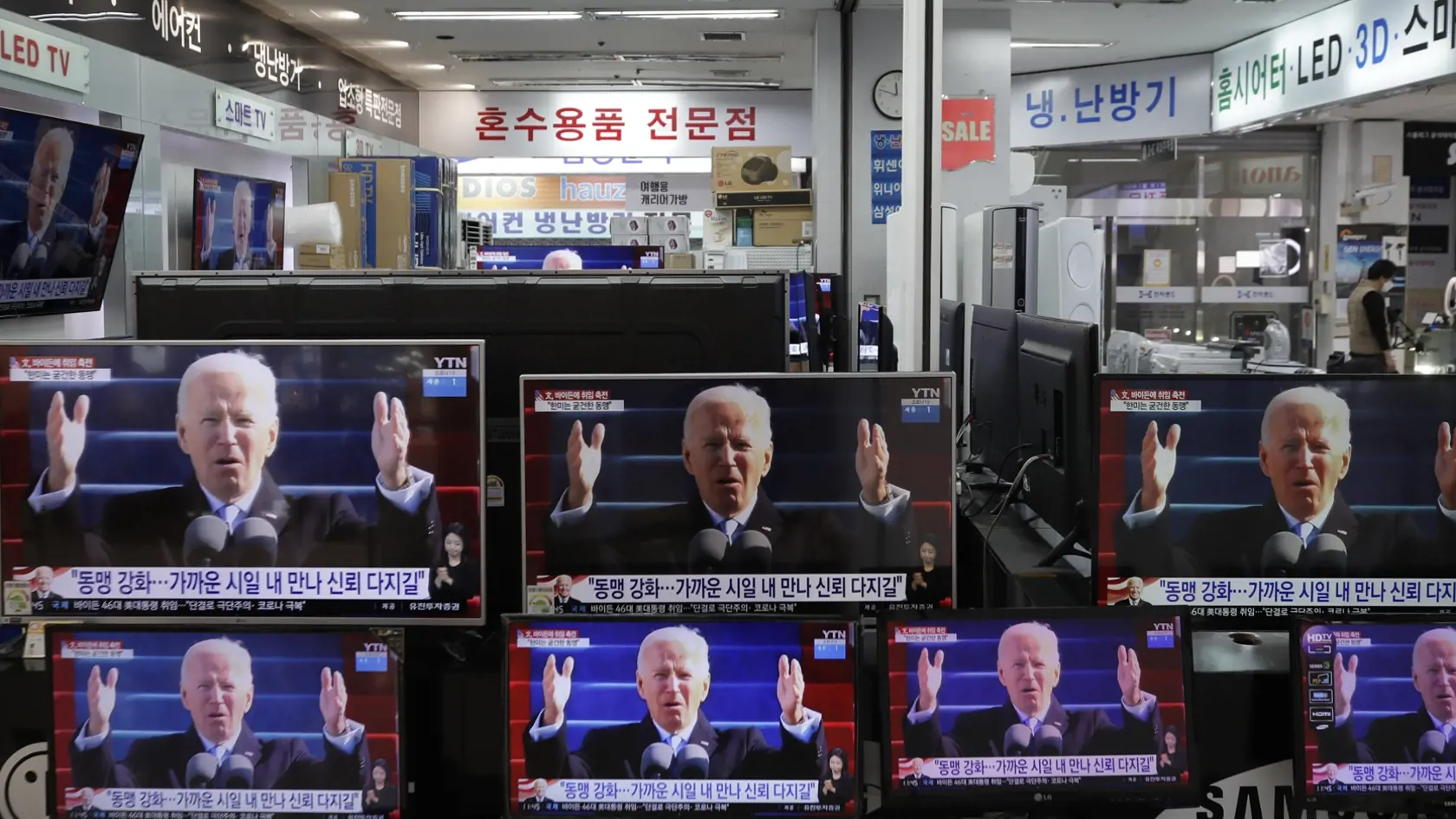 KK42 Soul - Na televíznych obrazovkách program o inaugurácii amerického prezidenta Joea Bidena v predajni elektroniky 21. januára 2021 v Soule. FOTO TASR/AP
A man stands near TV screens showing a news program reporting about U.S. President Joe Biden's inauguration, at an electronic shop in Seoul, South Korea, Thursday, Jan. 21, 2021. (AP Photo/Lee Jin-man)