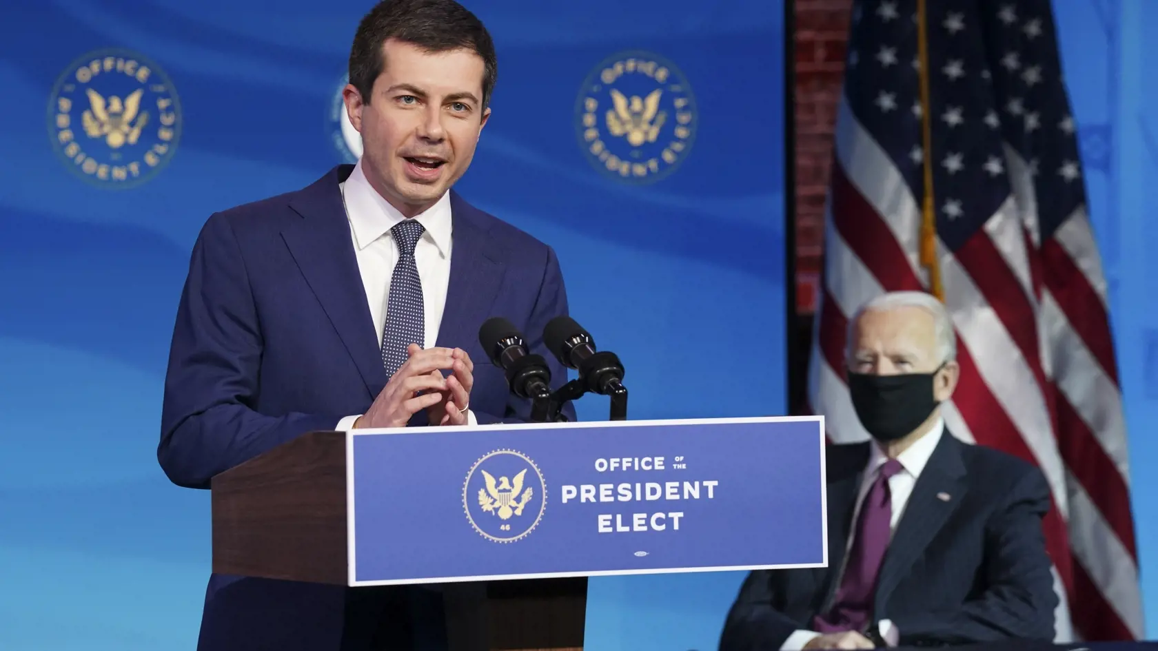 KK47 Wilmington - Novozvolený prezident USA Joe Biden (vpravo) nominoval do funkcie ministra dopravy Petea Buttigiegea (vľavo), svojho niekdajšieho súpera v súboji o prezidentskú kandidatúru Demokratickej strany 16. decembra 2020 vo Wilmingtone. FOTO TASR/AP
Former South Bend, Ind. Mayor Pete Buttigieg, President-elect Joe Biden's nominee to be transportation secretary reacts to his nomination as Biden looks on during a news conference at The Queen theater in Wilmington, Del., Wednesday, Dec. 16