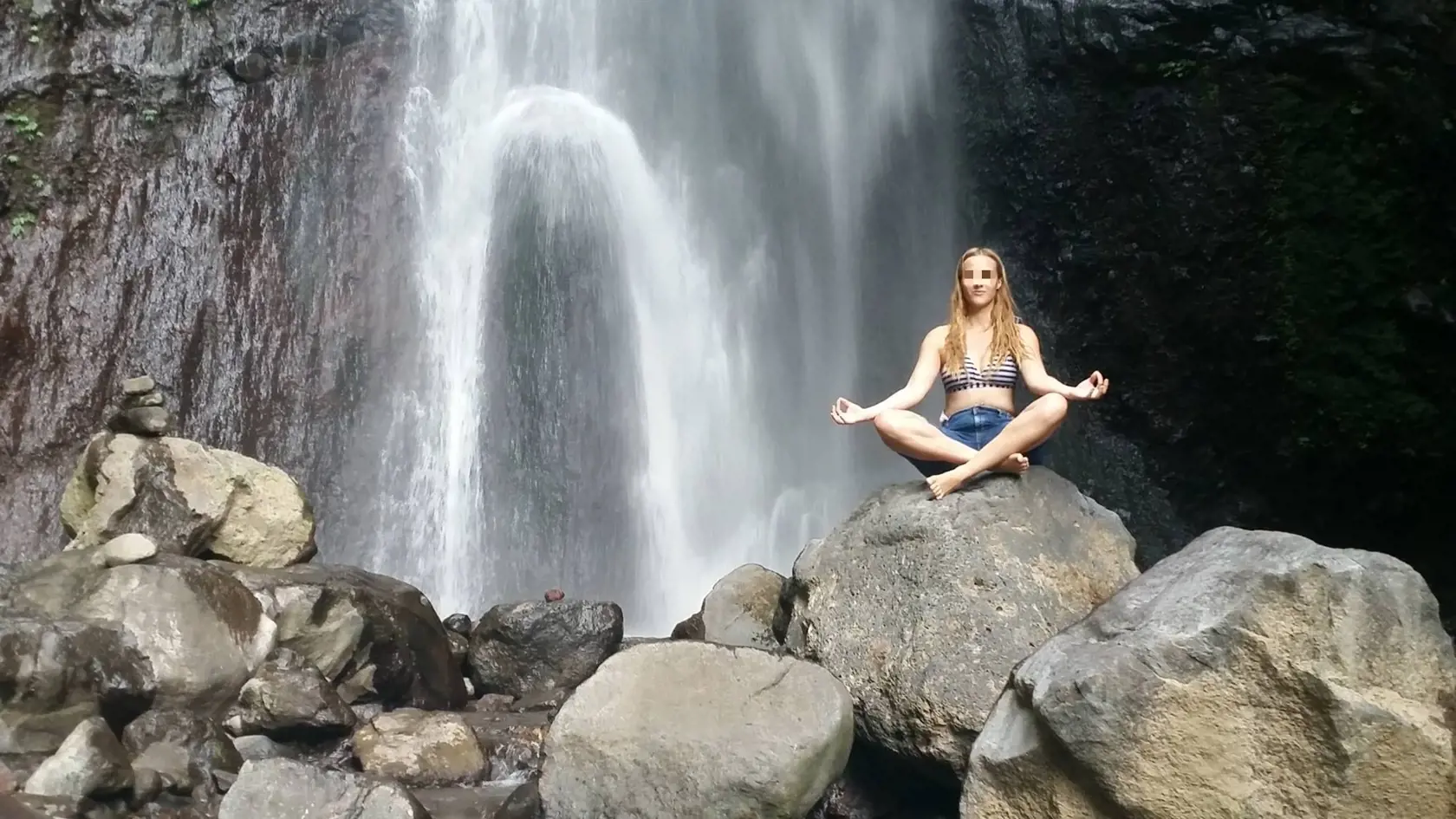 Meditácia pri vodopáde.