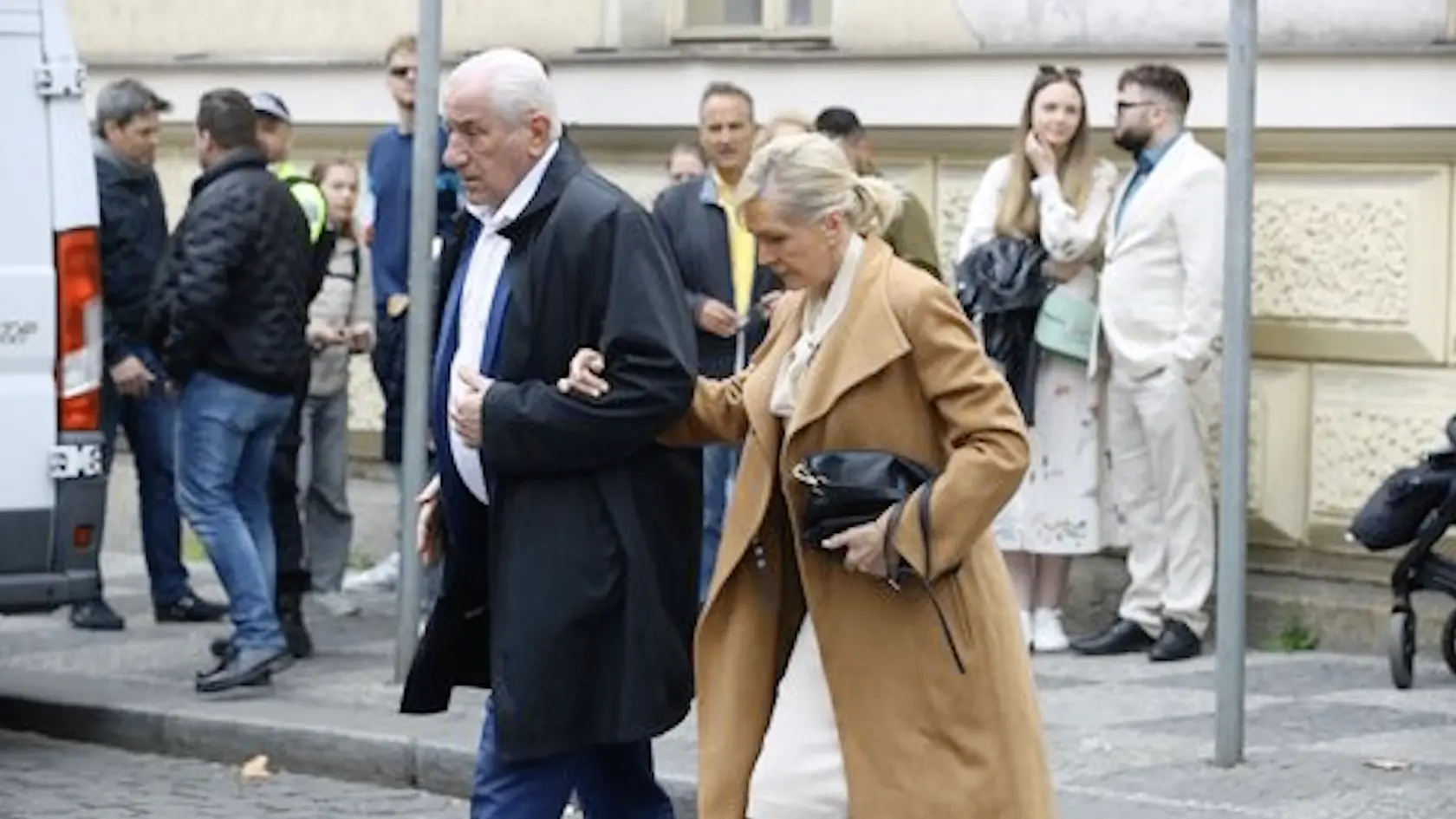 Na pohrebe sa zúčastnilo viacero známych tvárí. Nechýbala speváčka Marta Jandová, speváčka Helena Vondráčková s manželom či prezident ČR Petr Pavel.