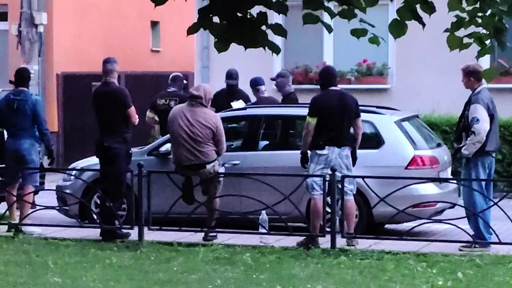 V Ivanke pri Dunaji, v centre obce zasahovali príslušníci Národnej protidrogovej jednotky. Muži zákona so psami prehľadávali okolie a autá zatknutých mužov.