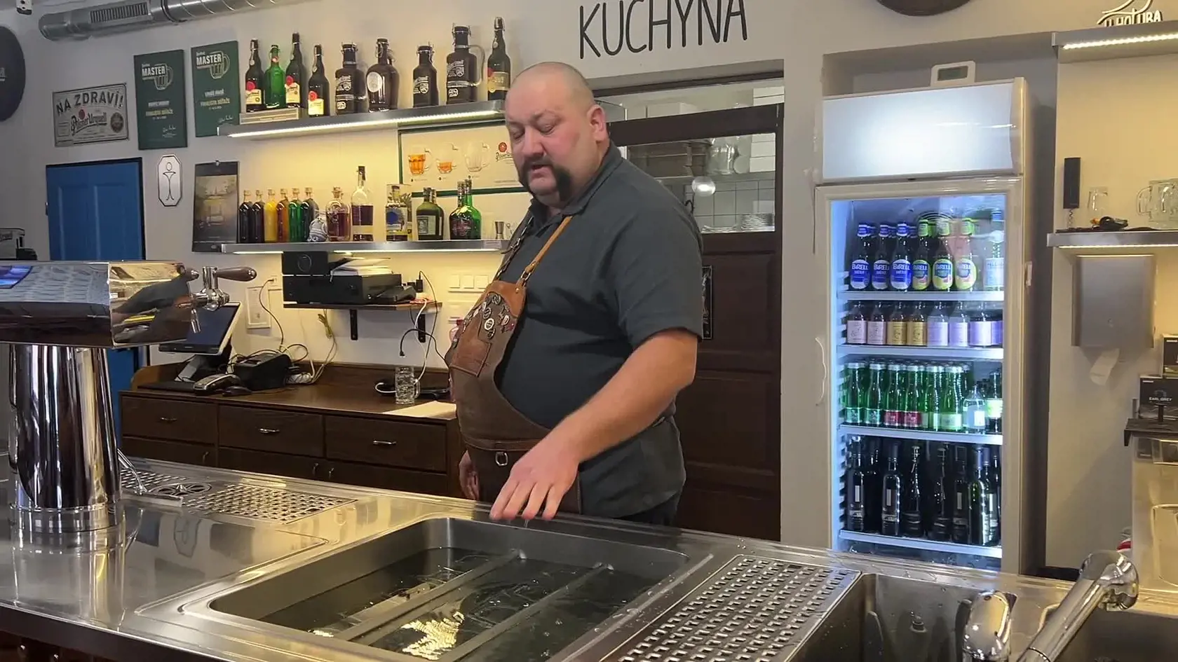 Matej Holúbek, majiteľ stupavskej pivárne, je držiteľom titulu najlepšieho výčapníka Slovenska. Jeho vášeň pre pivo ho doviedla k otvoreniu vlastnej prevádzky, kde ho dnes pravidelne oceňujú spokojní štamgasti.