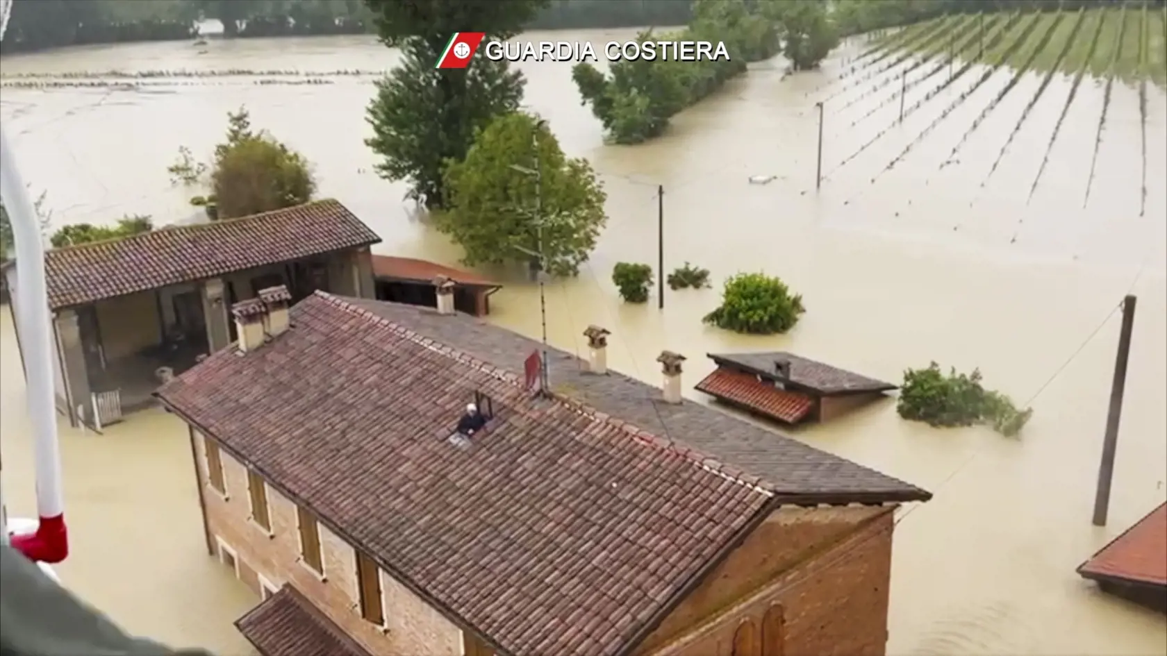 KK8 Faenza - Na snímke muž na streche zaplaveného domu tesne pred záchranou vrtuľníkom v oblasti mesta Faenza v severotalianskom regióne Emilia Romagna v stredu 17. mája 2023. Predstavitelia v severnom Taliansku upozornili obyvateľov, aby sa v stredu premiestnili na vyššie položené miesta. Hrozí totiž, že rieky preplnené dažďovou vodou sa znova vylejú z brehov. Záplavy si doteraz vyžiadali najmenej tri ľudské životy a donútili na evakuáciu okolo 5000 ľudí. FOTO TASR/AP
This photo provided by the