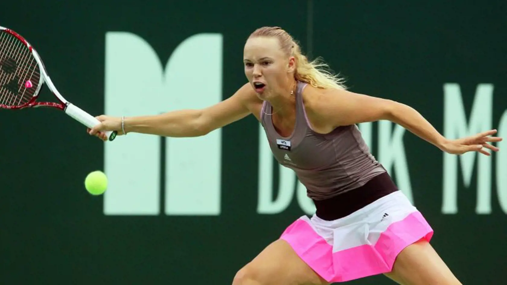 KK22 Moskva - Dánska tenistka Caroline Wozniacka odvracia loptièku Slovenke Dominike Cibulkovej vo štvrfinále tenisového turnaja WTA v Moskve 19. októbra 2012. Cibulková prehrala 6:2, 6:7 (1), 6:1. FOTO TASR/EPA   epa03438607 Caroline Wozniacki of Denmark returns the ball to Dominika Cibulkova of Slovakia during their quarter final match at the Kremlin Cup tennis tournament in Moscow, Russia, 19 October 2012.  EPA/SERGEI ILNITSKY