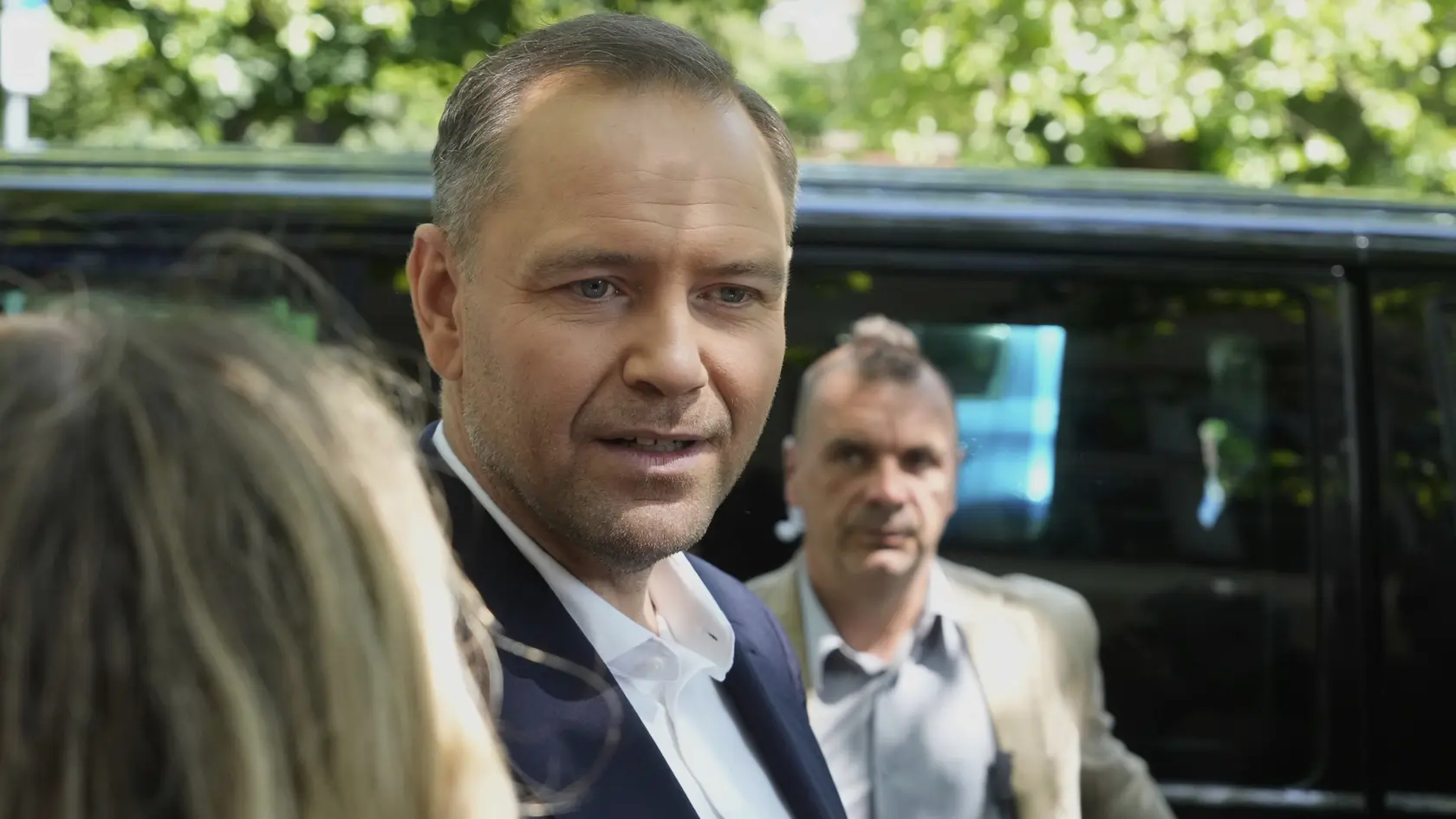 WA 36 Varšava - Prezidentský kandidát a historik Karol Nawrocki, ktorého podporuje strana Právo a spravodlivosť (PiS), odchádza z volebnej miestnosti vo Varšave počas 2. kola prezidentských volieb v Poľsku v nedeľu 1. júna 2025. Do 2. kola postúpil okrem Nawrockého aj starosta Varšavy Rafal Trzaskowski z liberálno-konzervatívneho tábora premiéra Donalda Tuska. Volebné miestnosti zatvoria o 21.00 h. FOTO TASR/AP 

Presidential candidate Karol Nawrocki leaves a polling station after voting during the presidential election runoff in Warsaw, Poland, Sunday, June 1, 2025. (AP Photo/Czarek Sokolowski)