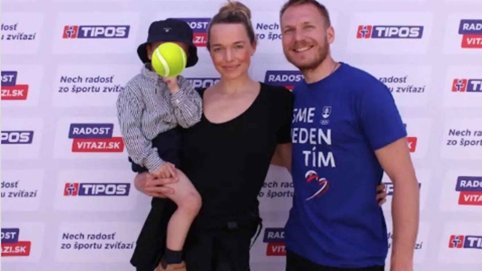 Adam Žampa sa objavuje aj na fotografii, kde poslankyňa vyzýva svojich skladovateľov aby so svojimi deťmi aktívne športovali. „Izáka vediem k športu!," ide ako prvá príkladom Romana Tabak. Na fotografii sa objavuje aj už spomínaný lyžiar. „#AdamZampa vynikajúci slovenský lyžiar 👏🏼," vychválila ho politička.