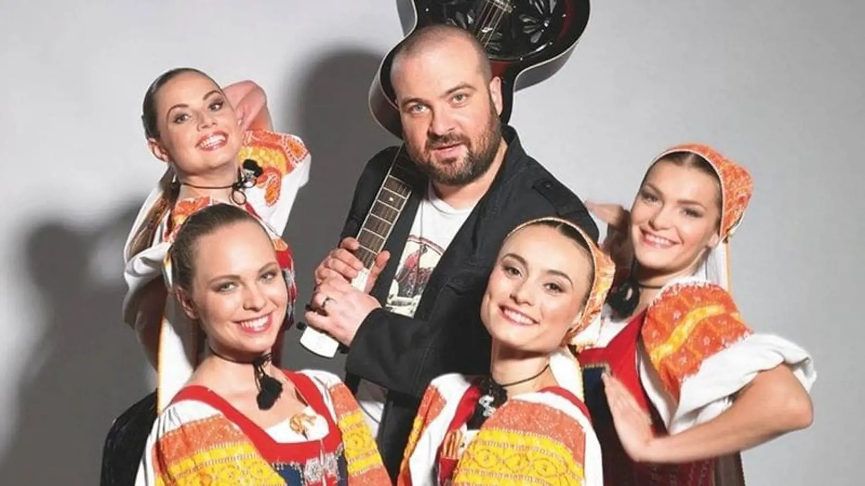 Ivan Tásler to na pódiu s tanečnicami zas roztočí.