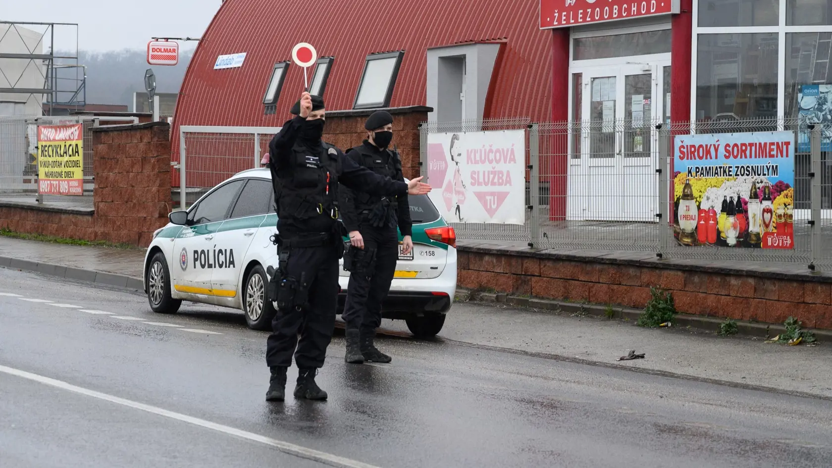 Polícia kontroluje dodržiavanie zákazu vychádzania.