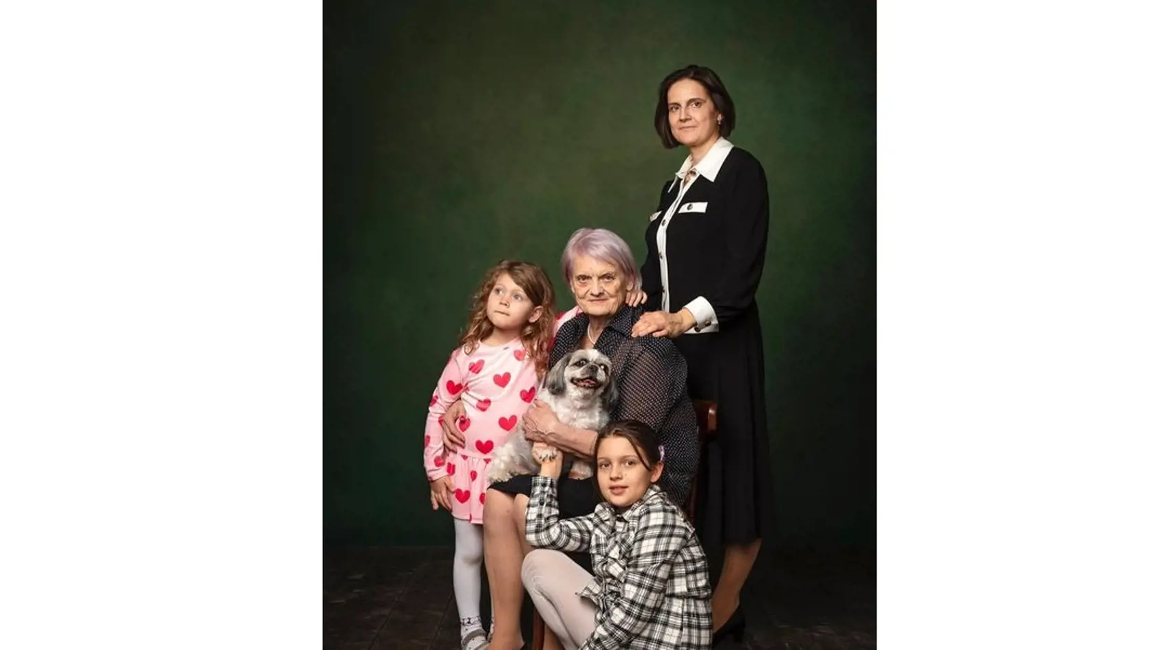 Mária Kolíková: Pekný deň matiek. Túto fotku sme si urobili takto pred rokom. Chceli sme mať krásne fotky s mamou. Tu sme tri generácie: babička Beatrix, ja a moje dcéry Terezka a Dorotka. Všetky sa ľúbime, pomáhame si, potrebujeme sa. Pamätám si ako dnes, keď sa mladšia dcérka v kuchyni šmykla a nešťastne padla na zem. Moja mama sa doslova hodila o zem, aby ju ochránila a aby si Dorotka nebuchla hlavičku o roh stola. Staré mamy sú bezhranične obetavé.