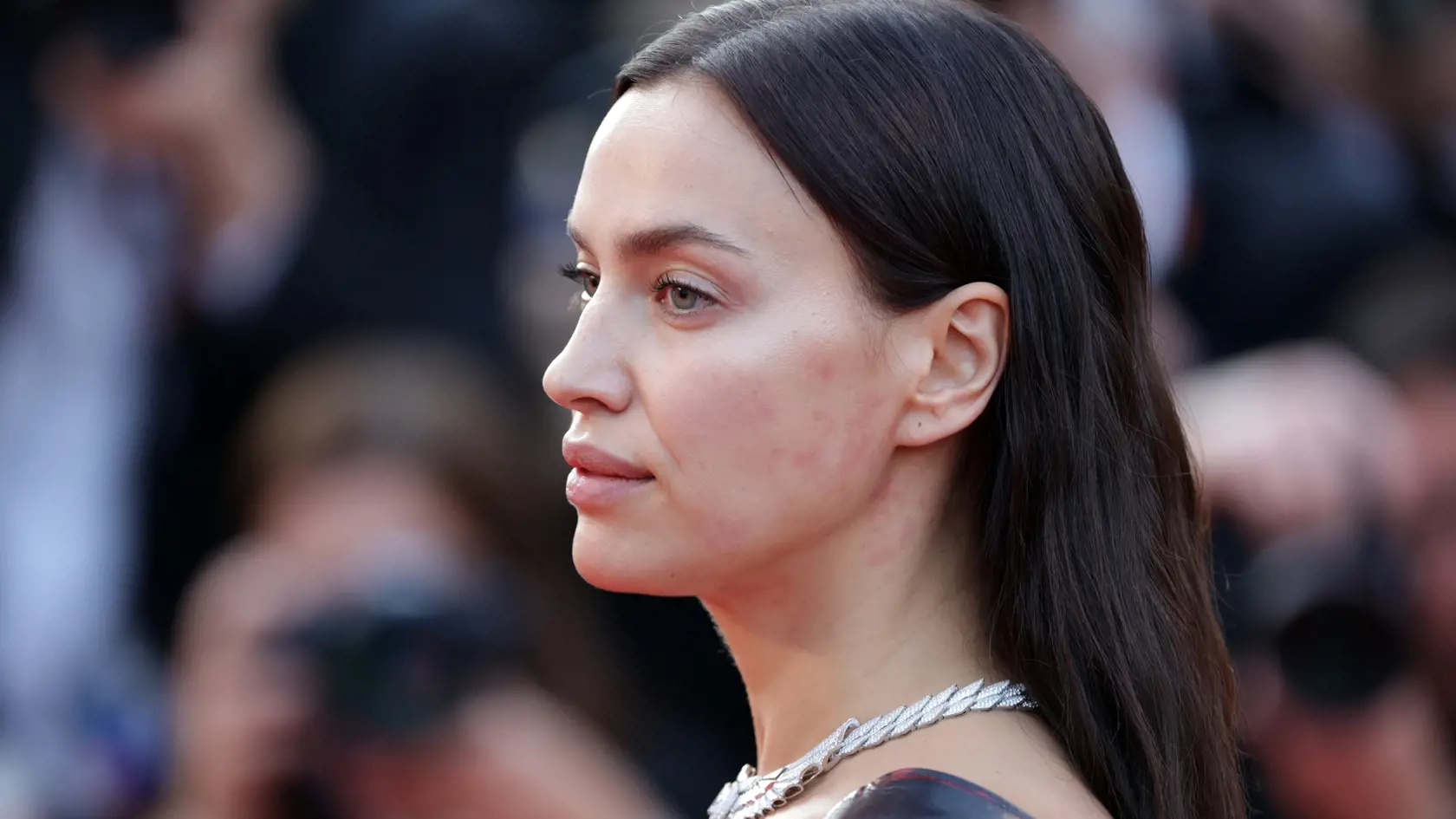 Irina Shayk v Cannes vo veľmi odvážnom outfite.