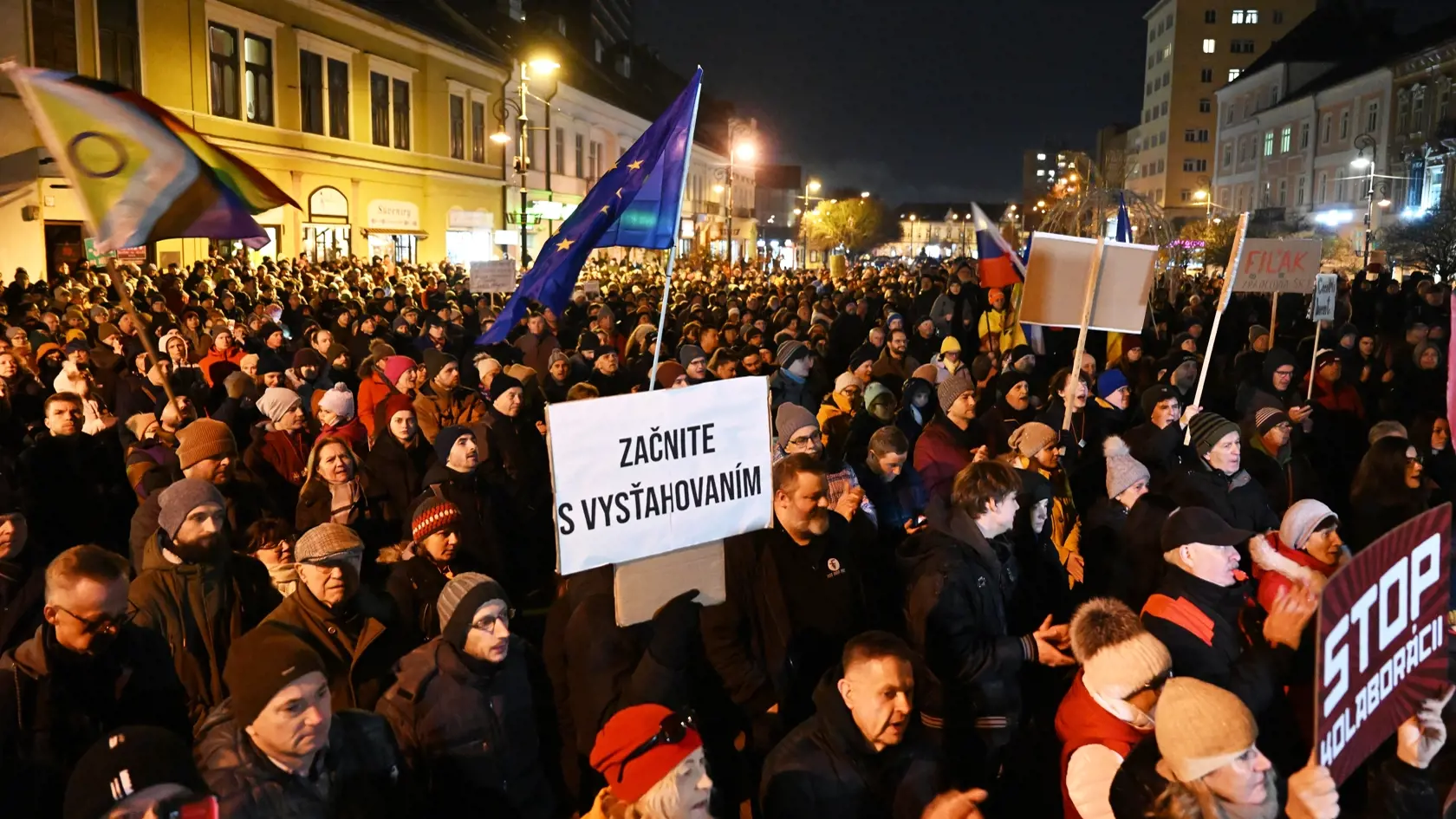 Na snímke účastníci protestu Slovensko je Európa v Košiciach v piatok 10. januára 2025. V Bratislave, Košiciach, Banskej Bystrici, Poprade, Žiline a ďalších slovenských mestách sa v piatok konali protesty pod názvom Slovensko je Európa. Organizovalo ich občianske združenie Mier Ukrajine v reakcii na kroky vlády a predsedu vlády SR Roberta Fica (Smer-SD).
