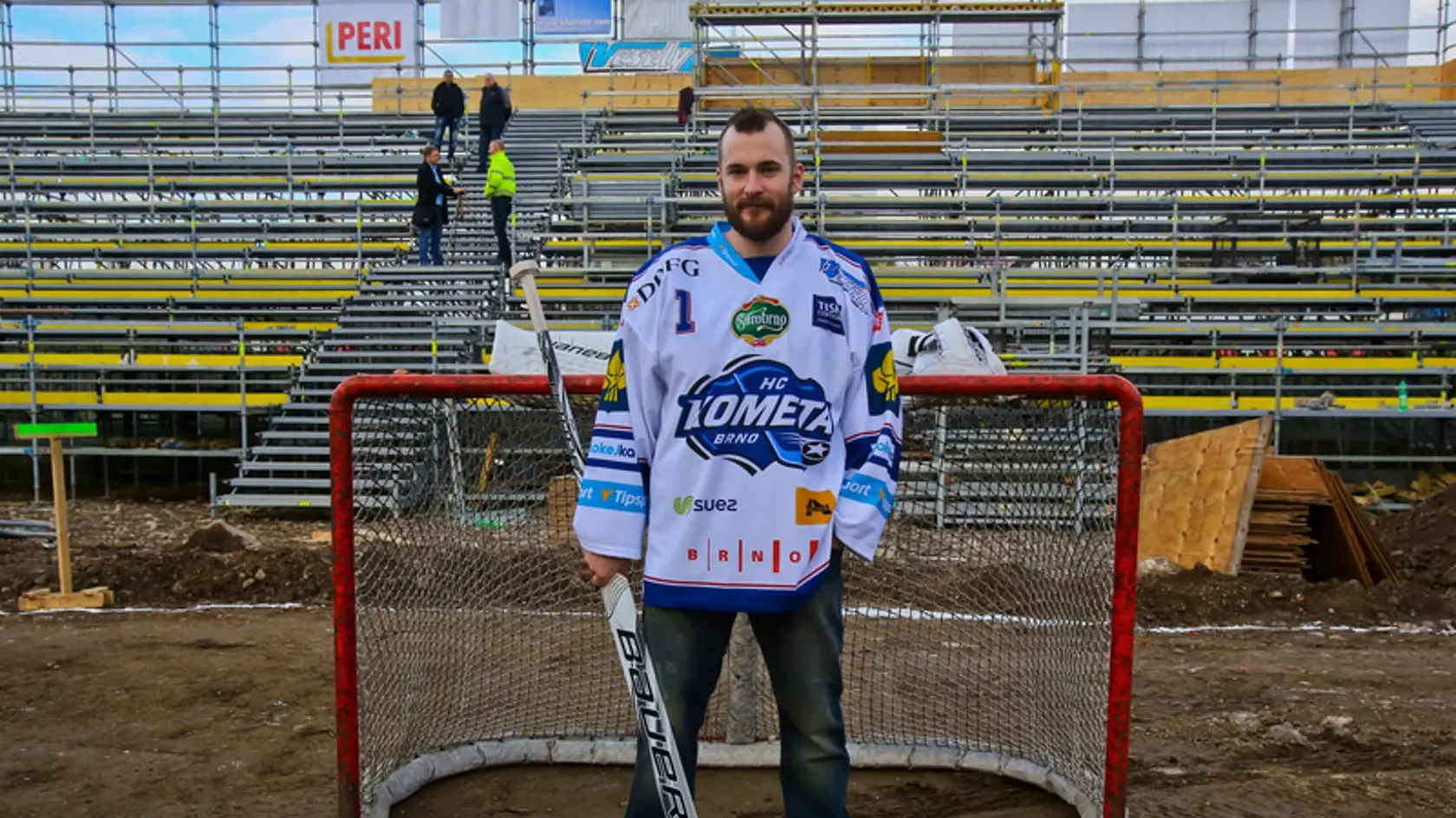 Slovenský brankár Marek Čiliak počas kontrolného dňa improvizovaného hokejového štadióna, na ktorom Kometa Brno odohrá dva duely pod holým nebom.