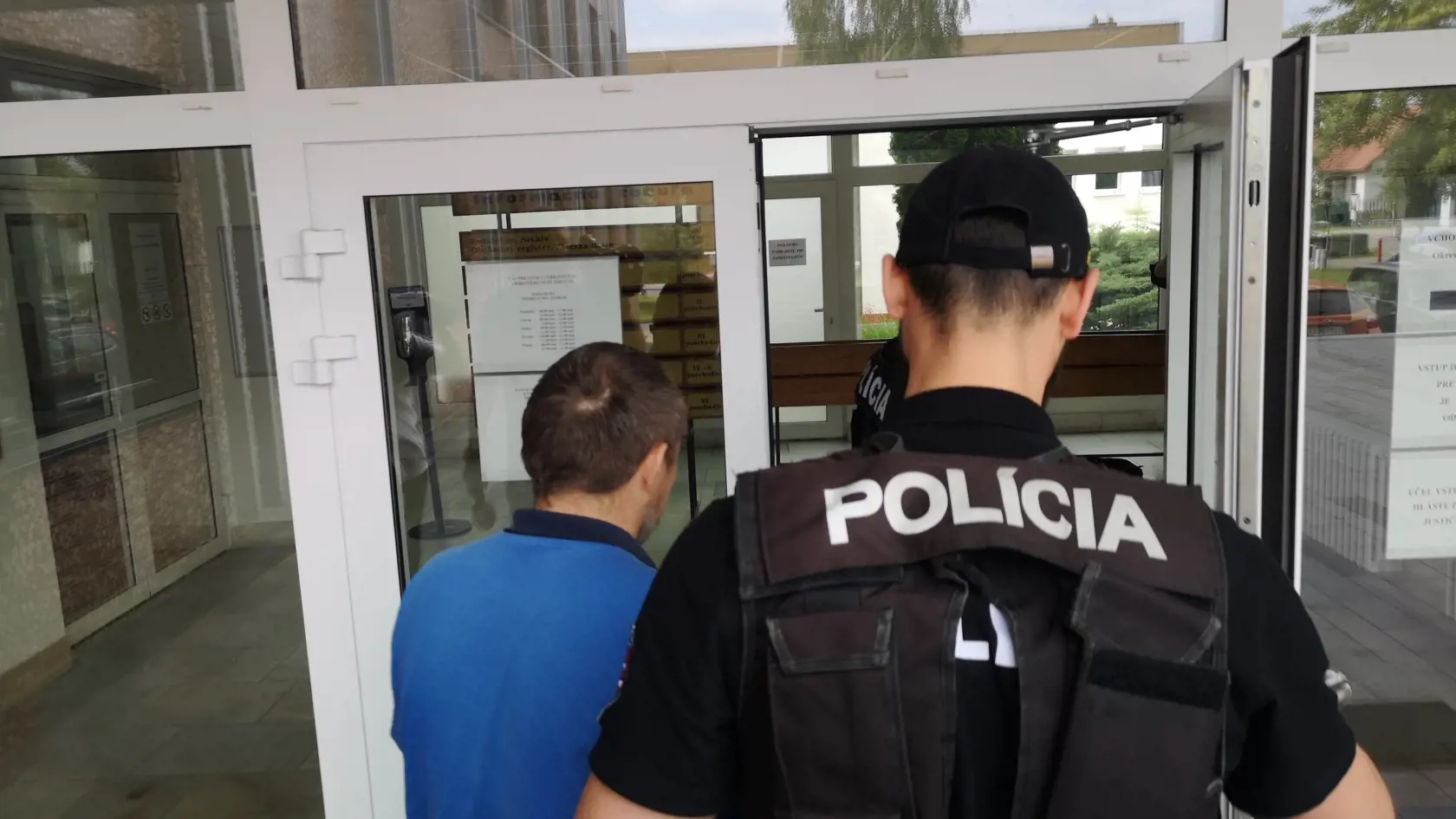 Na súd ho priviedla polícia.
