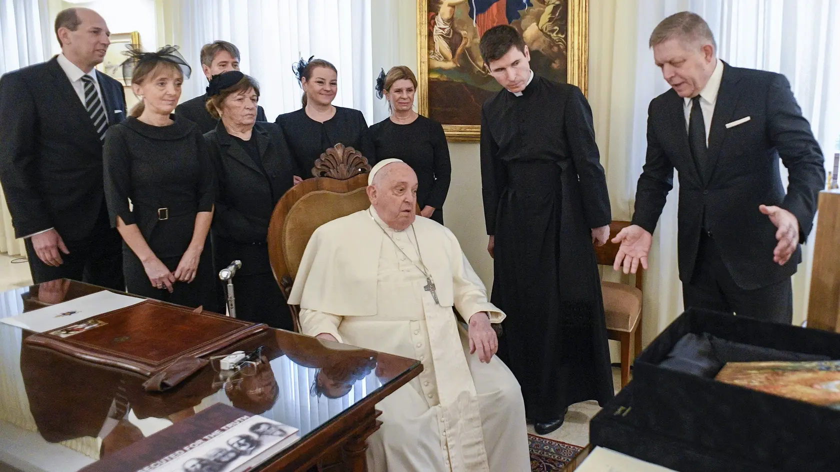 Premiér SR Robert Fico (vpravo) si podáva ruku s pápežom Františkom počas ich stretnutia na súkromnej audiencii vo Vatikáne 14. februára 2025.