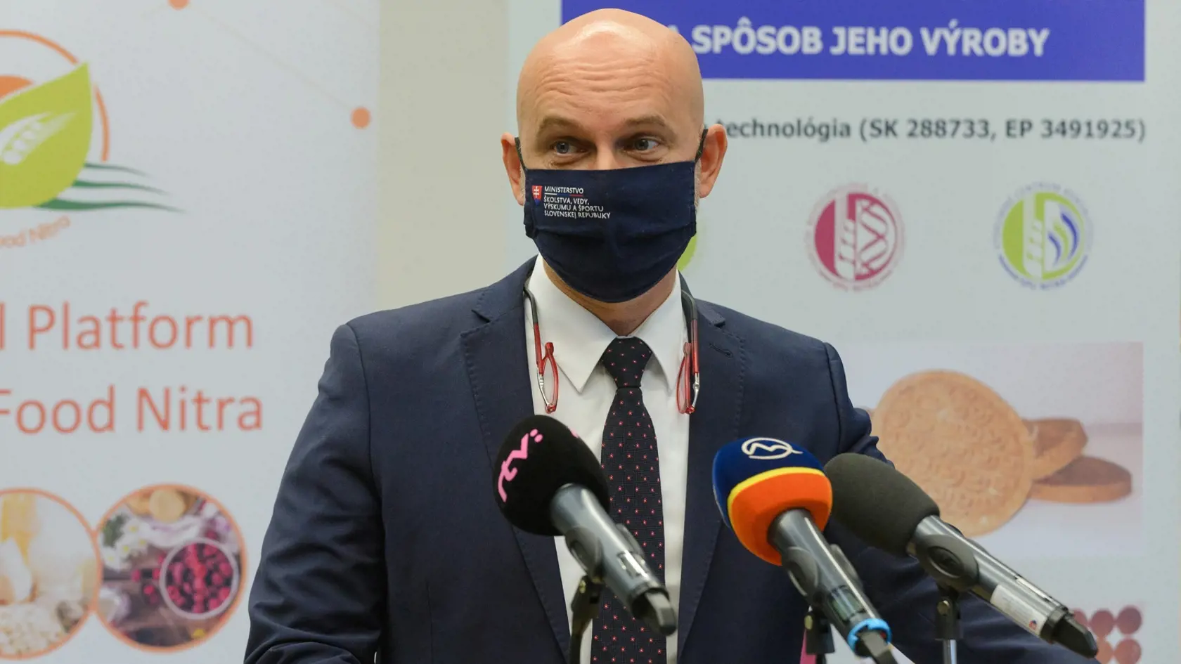 Ministerstvo školstva, vedy, výskumu a športu SR vyčlenilo dotáciu v celkovej výške 750.000 eur na vybavenie školských jedální. Jednotlivé jedálne môžu získať dotáciu od 3000 do 5000 eur na nákup umývačiek riadu, chladiacich boxov, konvektomatov, ale aj ďalších pomôcok, ktoré uľahčia prácu kuchárkam, informoval minister školstva Branislav Gröhling (na snímke) počas návštevy Slovenskej poľnohospodárskej univerzity (SPU) v Nitre. FOTO TASR - Henrich Mišovič, 16. októbra 2020