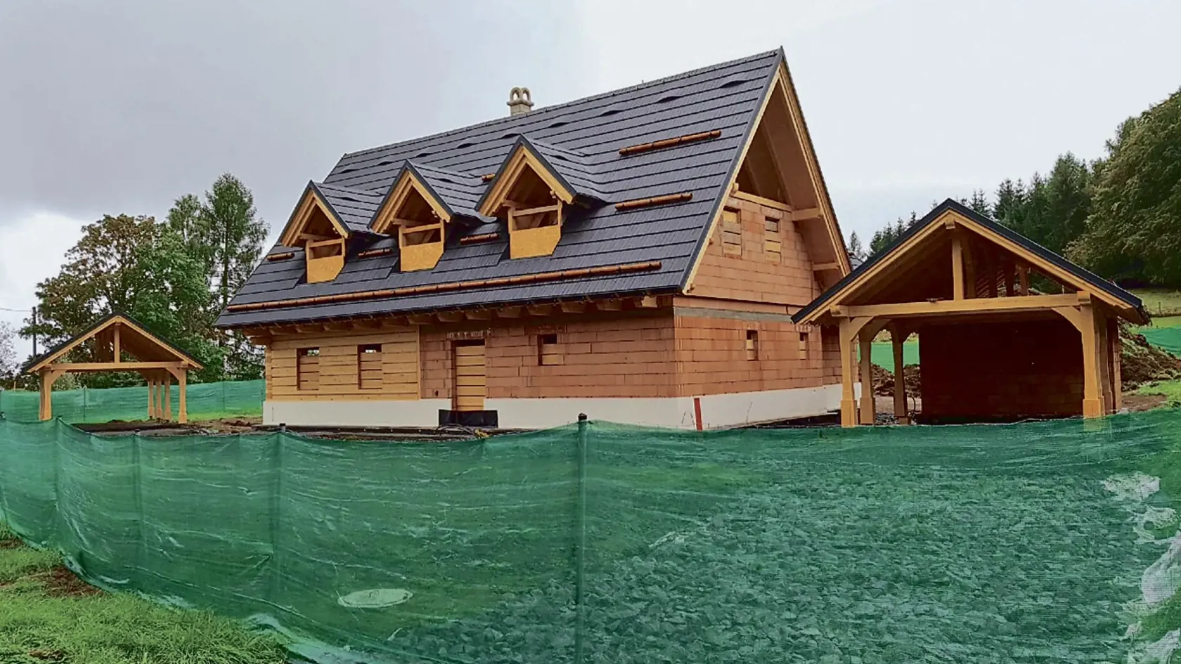 V novom dome sa chcel spevák zotavovať po chorobe.
Pre nájazdy fanúšikov ho však musí predať.