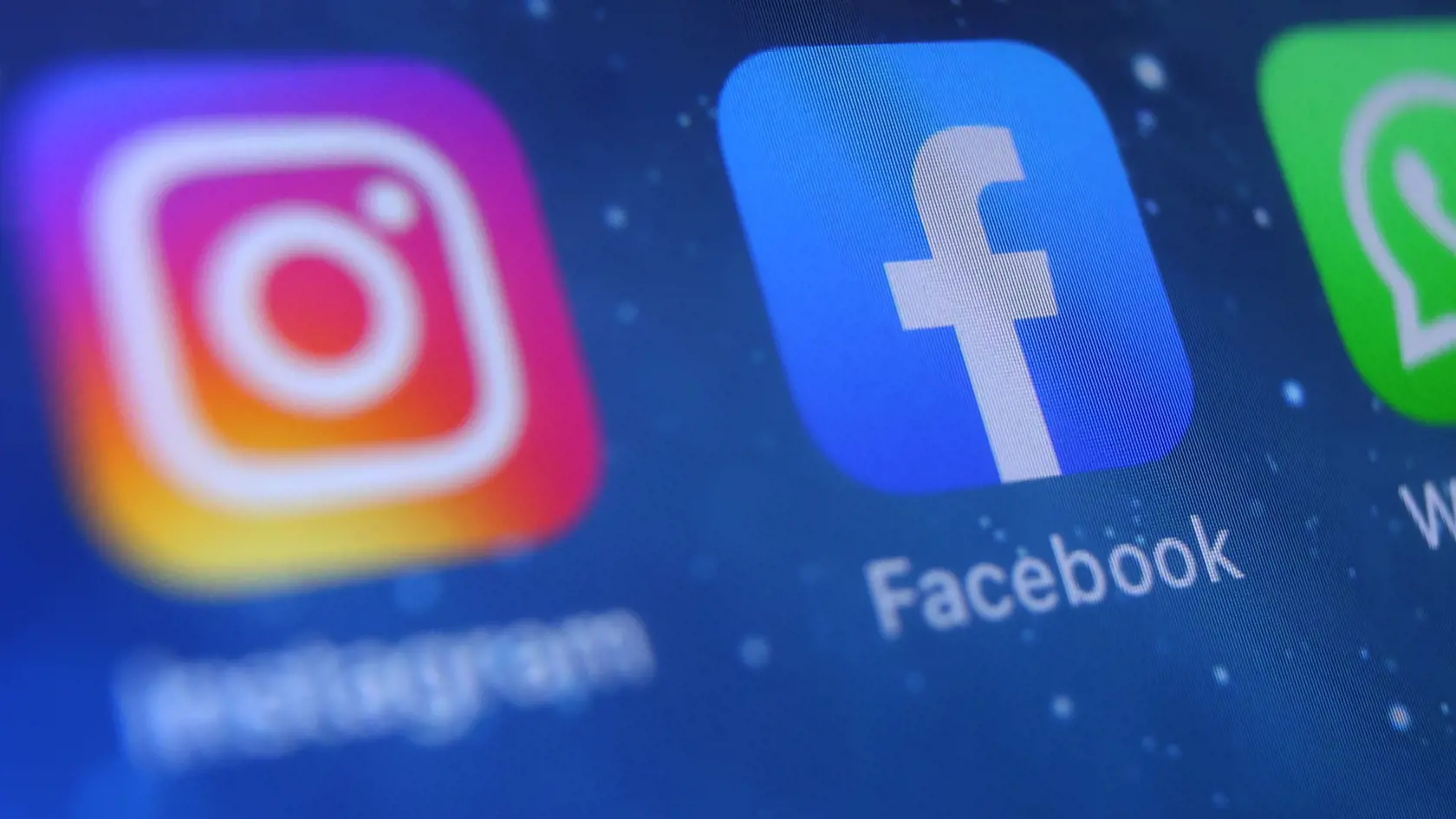 WA 3 Kempten - Logá aplikácií zľava Instagramu, Facebooku a WhatsAppu sú na mobilnom telefóne v bavorskom meste Kempten v pondelok 4. októbra 2021. Facebook, Instagram a WhatsApp začali pred polnocou na utorok 5.októbra po niekoľkohodinovom výpadku obnovovať svoju prevádzku. Niektorí užívatelia však naďalej hlásia problémy.Väčšina používateľov sa sťažovala na pomalosť webových stránok, zlé pripájanie k serveru a nefunkčnosť aplikácií. FOTO TASR/DPA 

04.10.2021, Bayern, Kempten: ILLUSTRATION - A