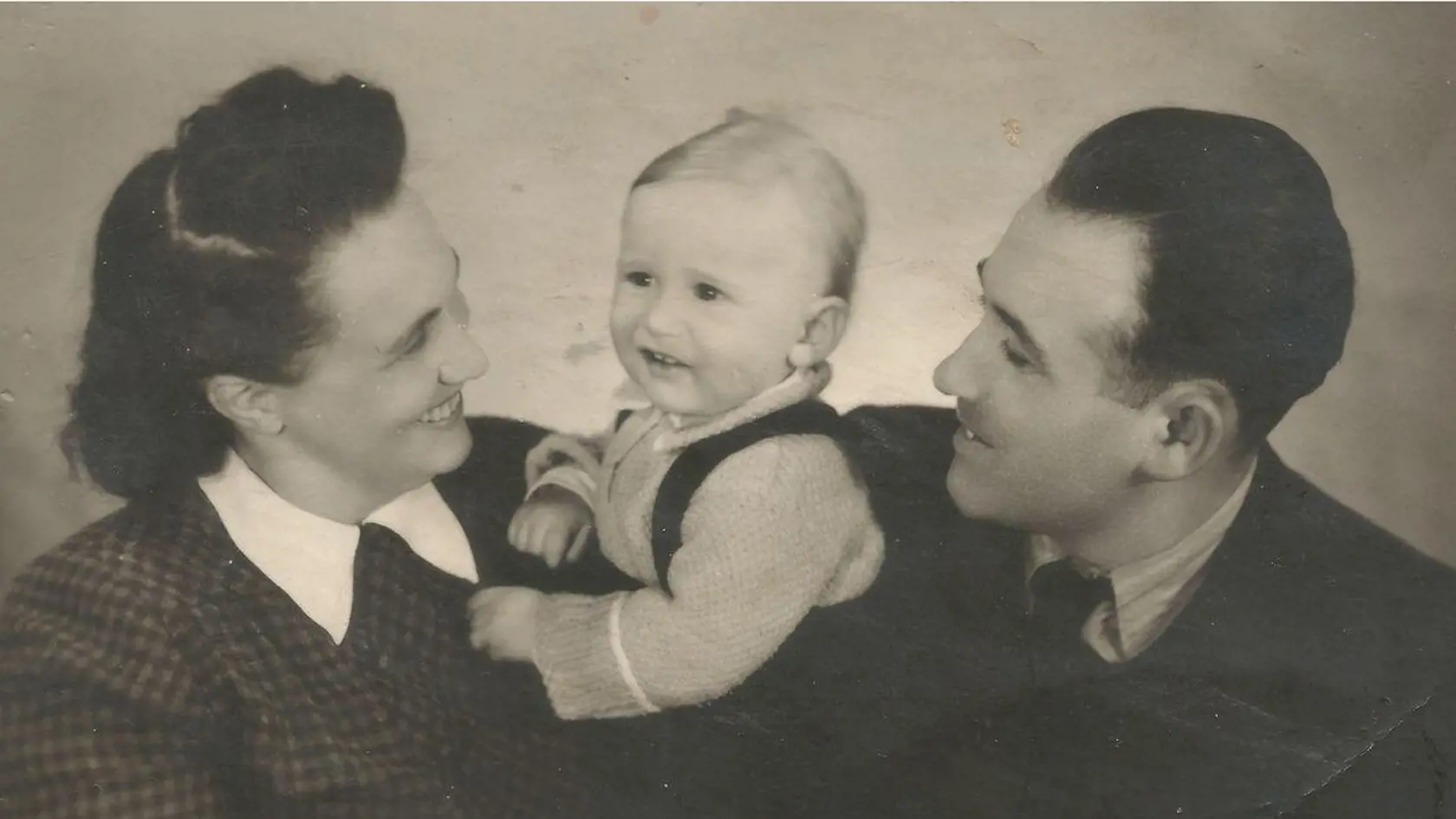 Pavel Traubner s milovanými rodičmi. Ak by ich včas nevarovali, Traubnerovci by skončili za bránami Osvienčimu. K židovstvu sa totiž hlásili aj počas holokaustu.