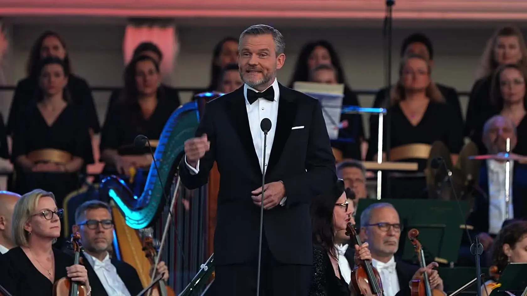 Prezident Peter Pellegriniv Prezidentskej záhrade počas koncertu