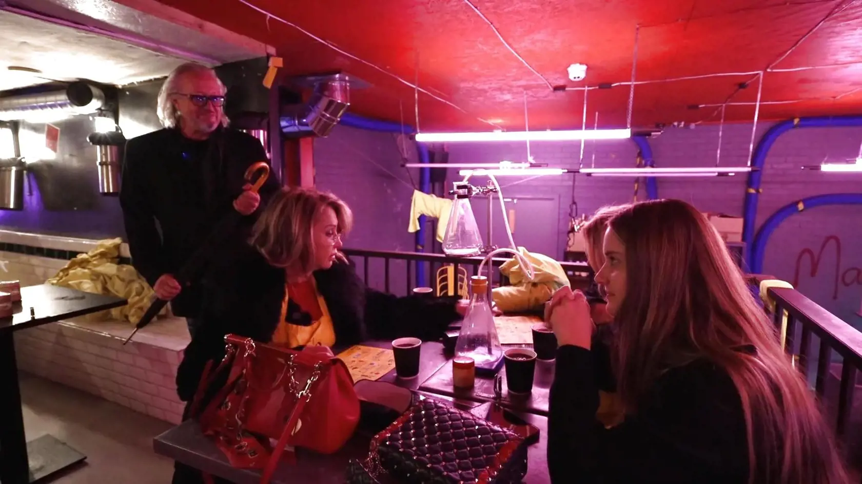 Milionárka Carmen tak v novej epizóde ukázala aj svoju stránku, ktorú fanúšikovia doposiaľ nemali možnosť vidieť. A za všetko, ako inak, mohli mladé dcéry milionárov. Davina (19) a Shania Geiss (18) totiž nahovorili svojich rodičov, aby ich vzali do jedného z najluxusnejších barov v Londýne. Nemohli však tušiť, ako ich nápad nakoniec dopadne.