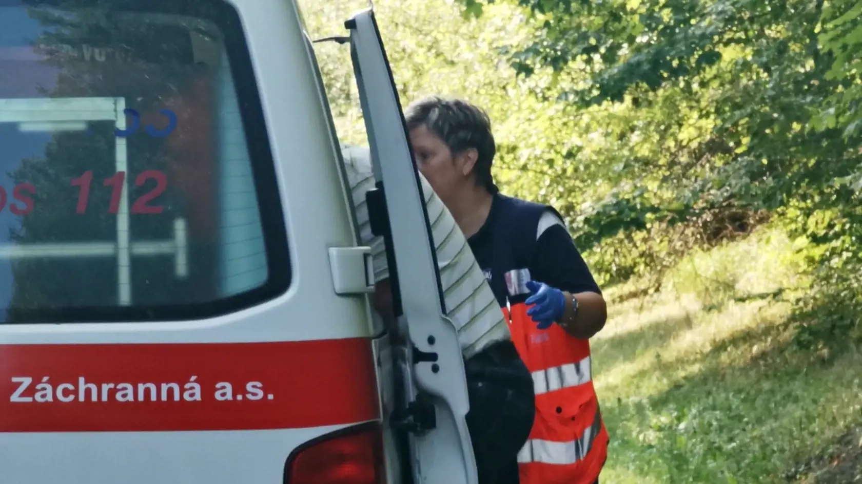 Na mieste nehody sa celkovo zranilo 5 ľudí.
