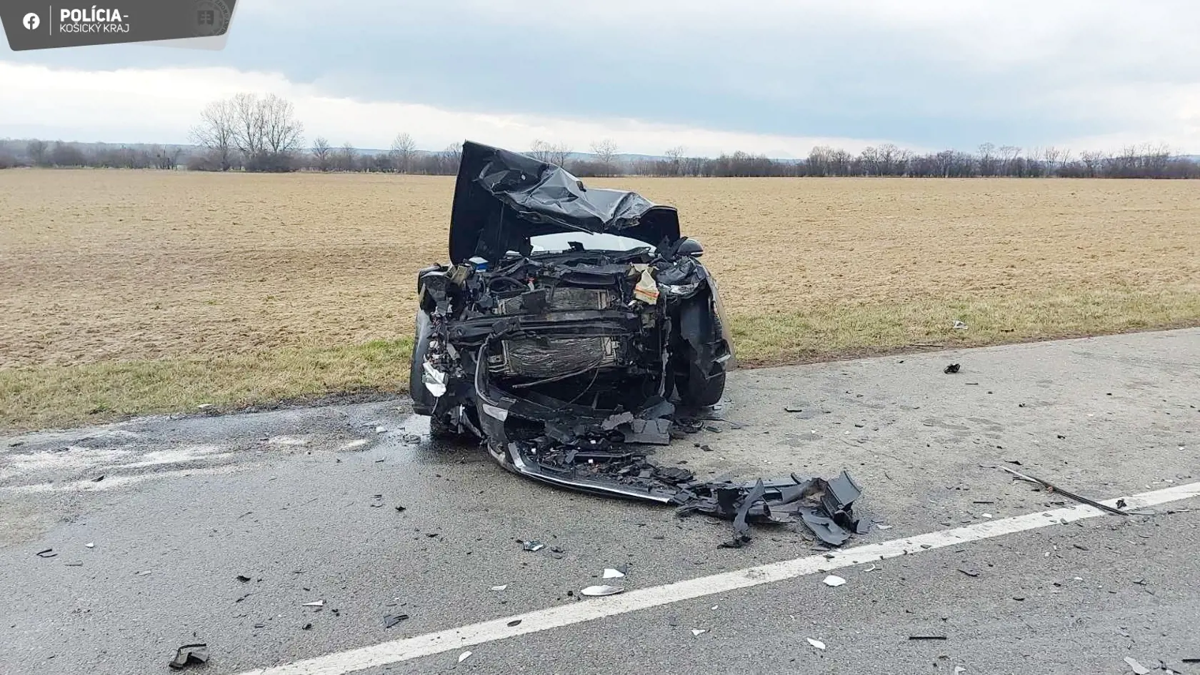 O tom, že náraz bol poriadne silný svedčí to, ako vyzerá auto zn. Škoda.