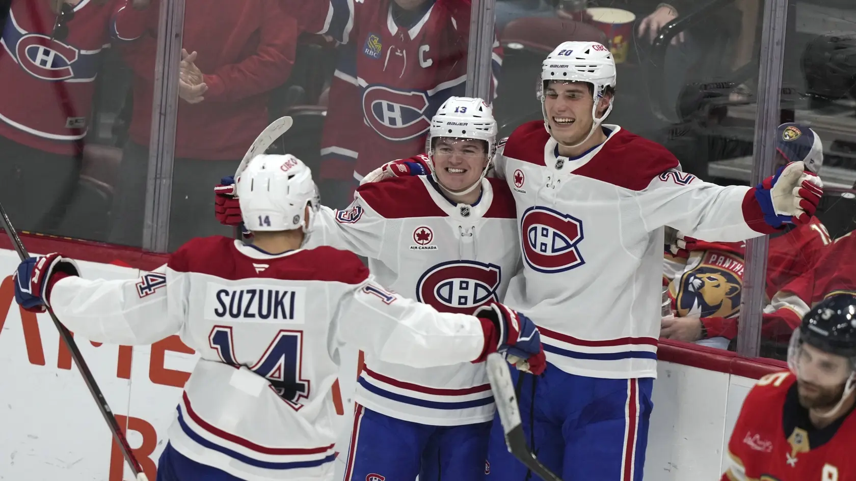 Kapitán Canadiens Nick Suzuki investoval milióny na pomoc druhým.