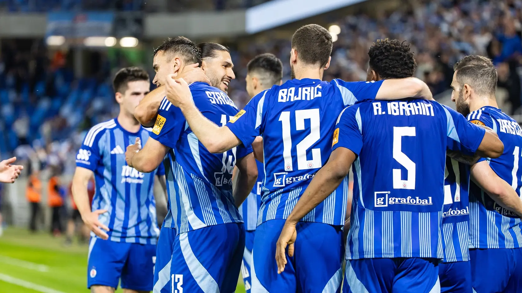 Futbalisti Slovana Bratislava oslavujú zisk ligového titulu na Tehelnom poli po triumfe 4:3 nad Žilinou.