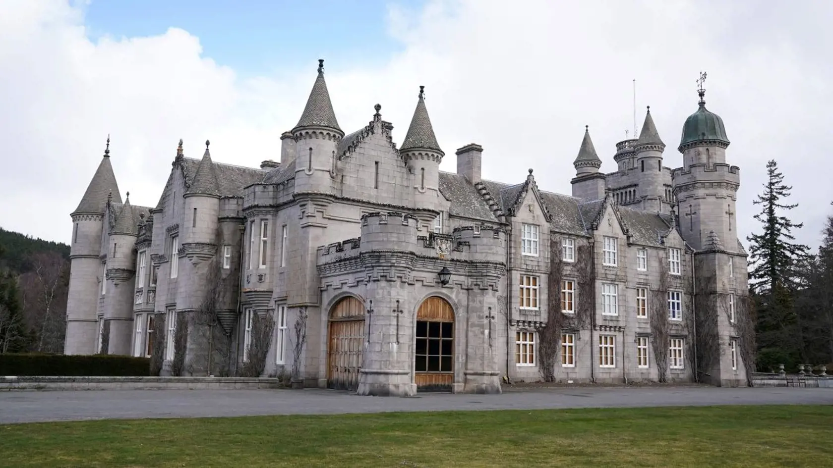 Po matke však zdedil Balmoral a Sandringham, čo tím expertov The Guardian ocenil na 80 miliónov libier a 250 miliónov libier.