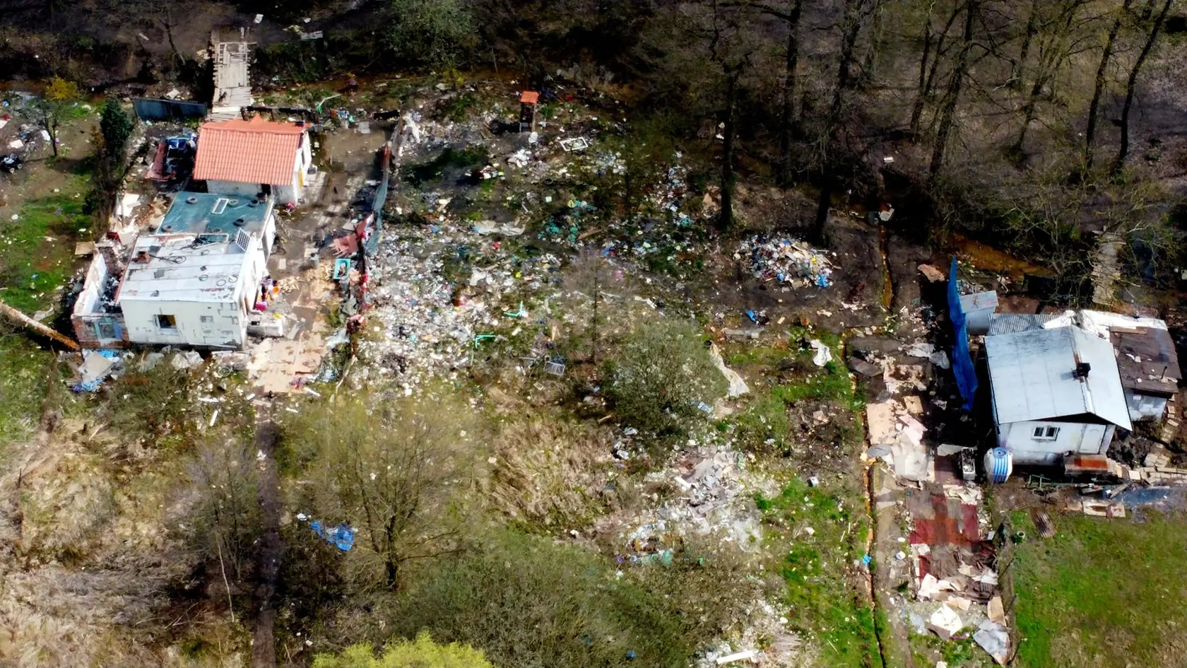Osady sa rozrastajú, keďže obyvateľov pribúda. V lete zeleň milostivo zakryje aspoň časť toho, čo je vidieť z cesty. V zime zasa odpadky zasneží, ale prechodné obdobie aké ešte stále teraz panuje a v jeseni, keď opadá lístie sa vodičom naskytne hrozný pohľad.
