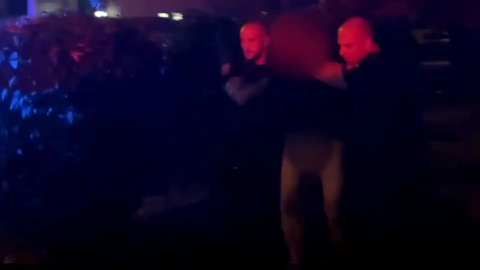 Keď ho polícia zadržala, nohavice mal na členkoch a od pol pása dole bol nahý!
