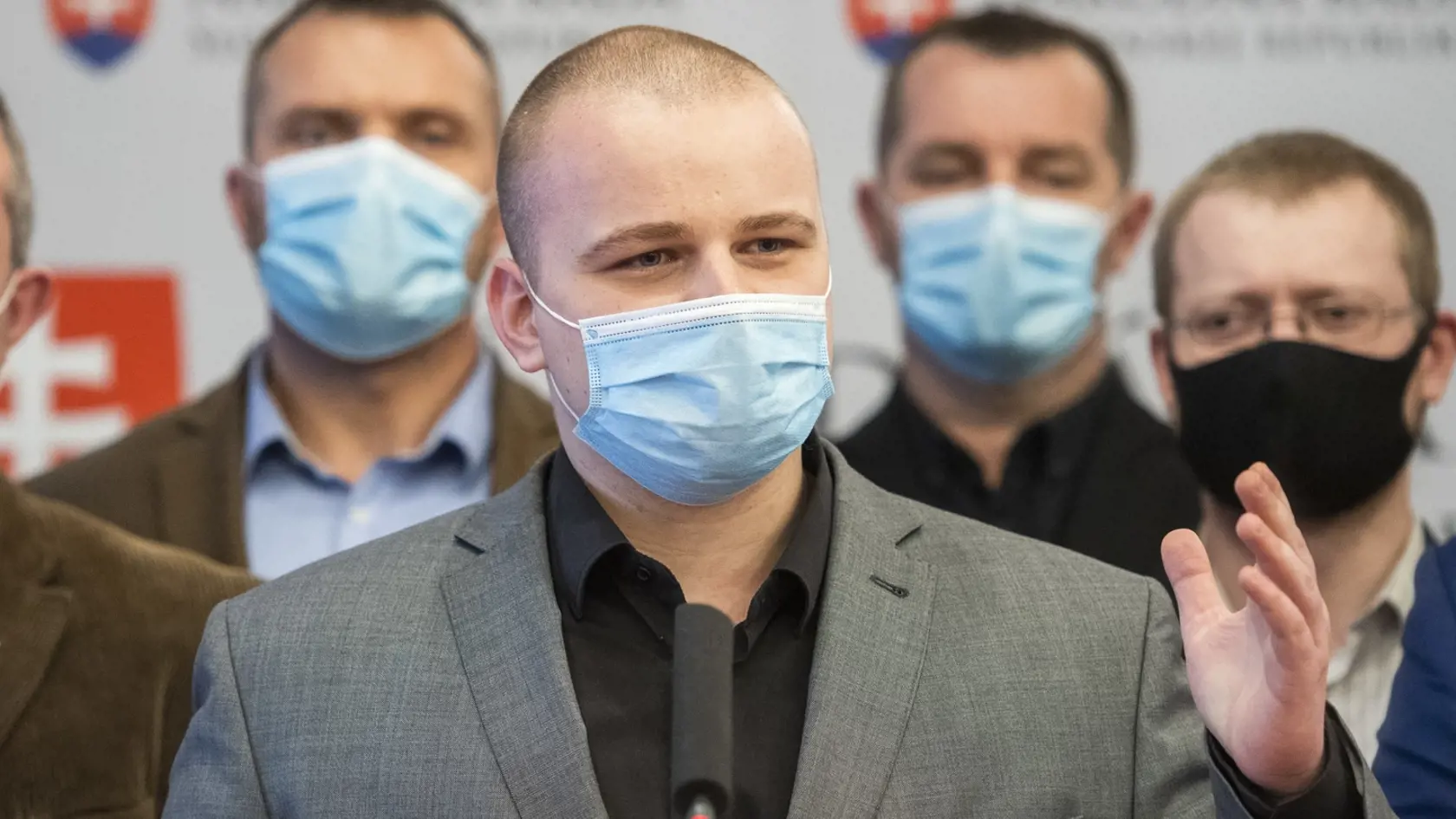 Na snímke poslanci NR SR za ĽSNS zľava Marian Kotleba, Miroslav Suja, Milan Mazurek, Ondrej Ďurica a Rastislav Schlosár počas tlačového brífingu k mimoriadnej schôdzi NR SR k novele ústavného zákona o bezpečnosti štátu v Bratislave 28. decembra 2020.  Opozičná ĽSNS vníma krok hlavného hygienika SR Jána Mikasa, ktorý umožnil prísť do parlamentu aj poslancom nakazeným novým koronavírusom, ako výsmech občanom SR a plánuje vo veci podať trestné oznámenie. FOTO TASR - Jaroslav Novák