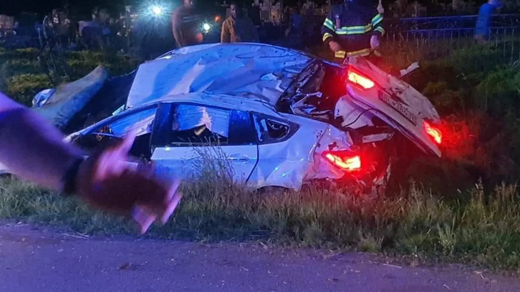 Podľa doterajších zistení išiel vodič smerom od obce Slavkovce do Zemplínskych Kopčian. "Počas prechádzania miernej ľavotočivej zákruty sa pravdepodobne dostatočne nevenoval vedeniu vozidla a sledovaniu situácie v cestnej premávke a neprispôsobil rýchlosť jazdy svojim schopnostiam, stavu a povahe vozovky," uviedla Ivanová s tým, že približne 50 metrov od začiatku obce zrazil dvoch maloletých chodcov, ktorí pravdepodobne kráčali oproti idúcemu vozidlu.