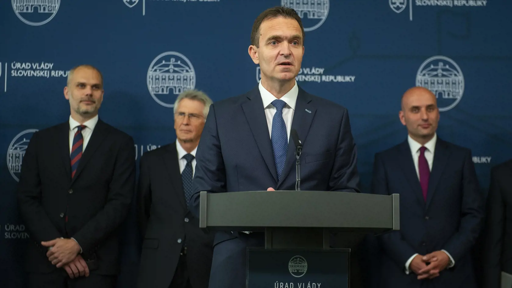Na snímke predseda vlády odborníkov Ľudovít Ódor (uprostred) počas prvej tlačovej konferencie na Úrade vlády v Bratislave v pondelok 15. mája 2023.