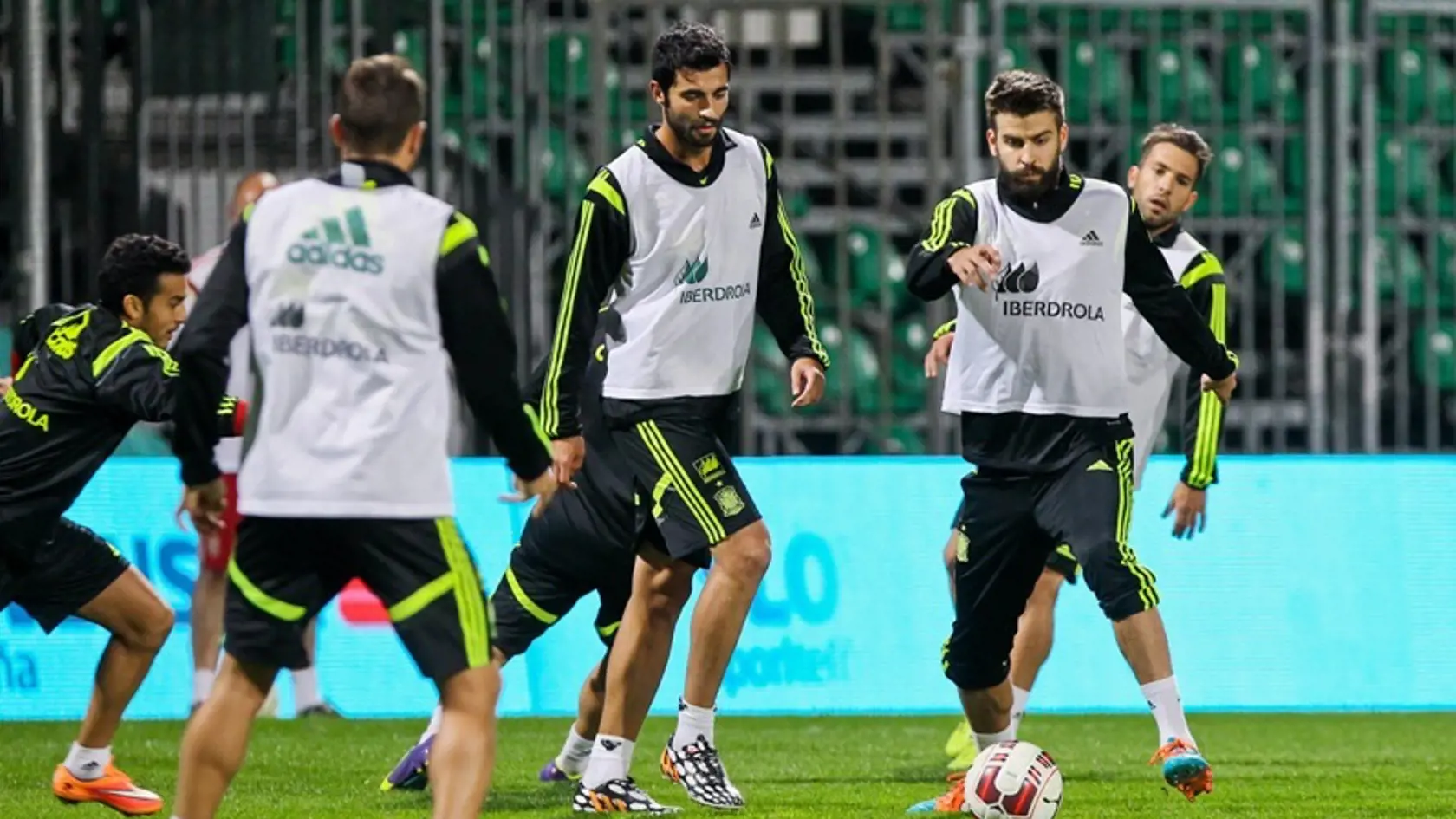 Zarastení: Raúl Albiol (vľavo)  a Gerard Piqué patria medzi  španielskych „Rumcajsov“.