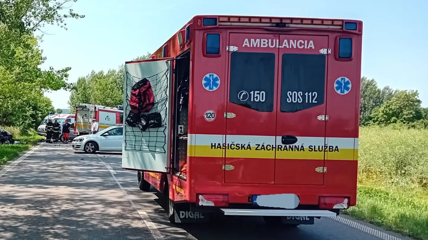 Policajná naháňačka za Nitrou sa skončila tragédiou. Muži zákona sa pokúšali zastaviť unikajúce auto. To sa však otočilo do protismeru a narazilo do protiidúceho auta, v ktorom sa viezol manželský pár.